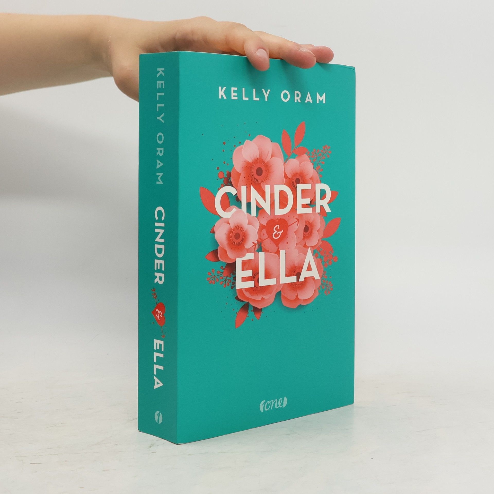 Kelly Oram Cinder & Ella 1