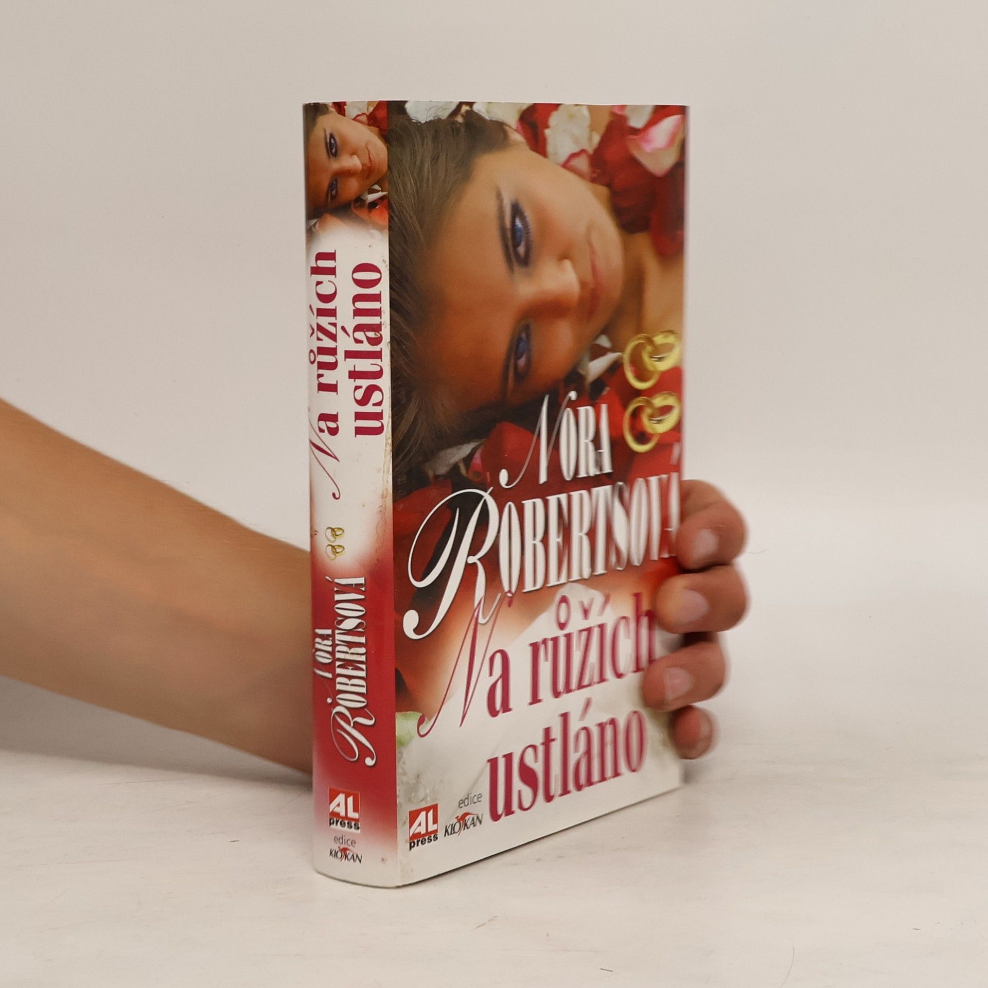 Nora Roberts Na růžích ustláno