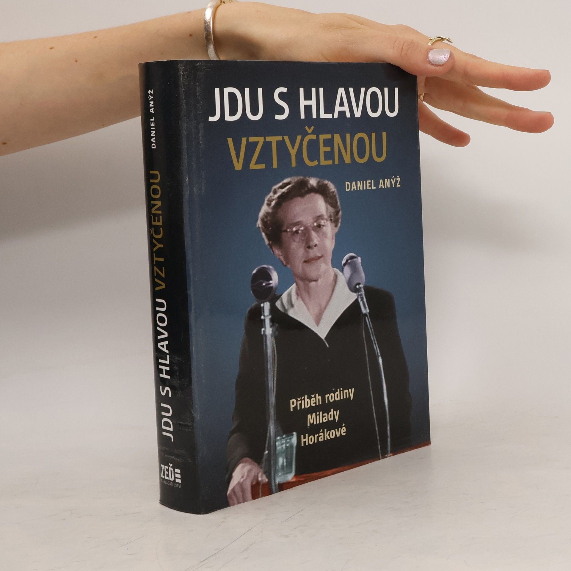 Daniel Anýž Jdu s hlavou vztyčenou. Příběh rodiny Milady Horákové