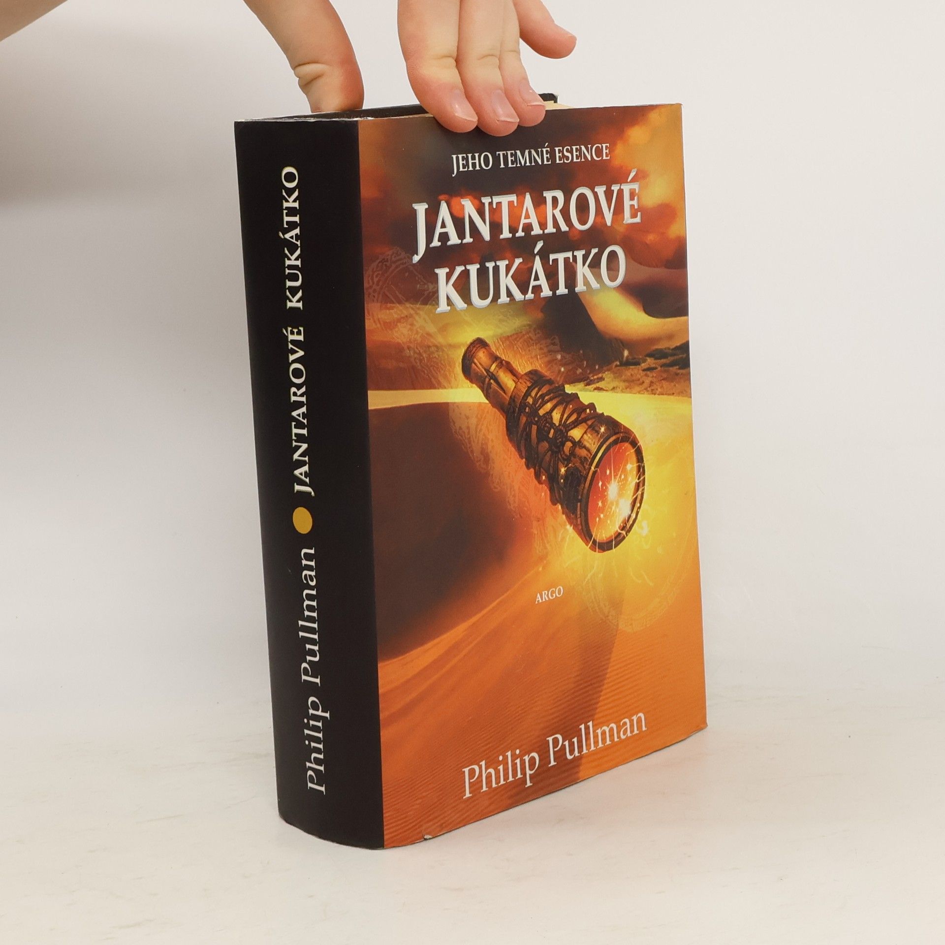 Philip Pullman Jeho temné esence. Jantarové kukátko
