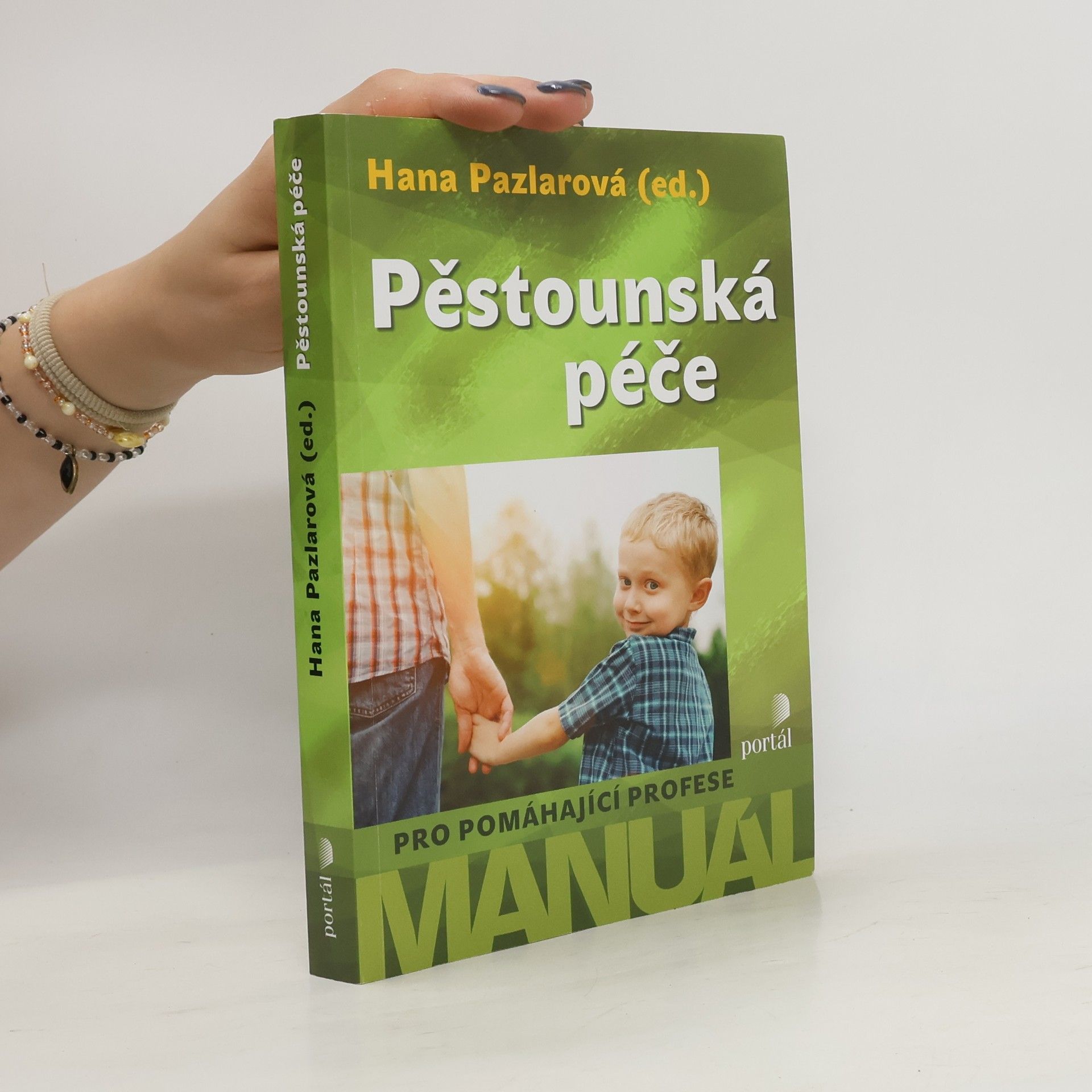 Hana Pazlarová Pěstounská péče : Manuál pro pomáhající profese