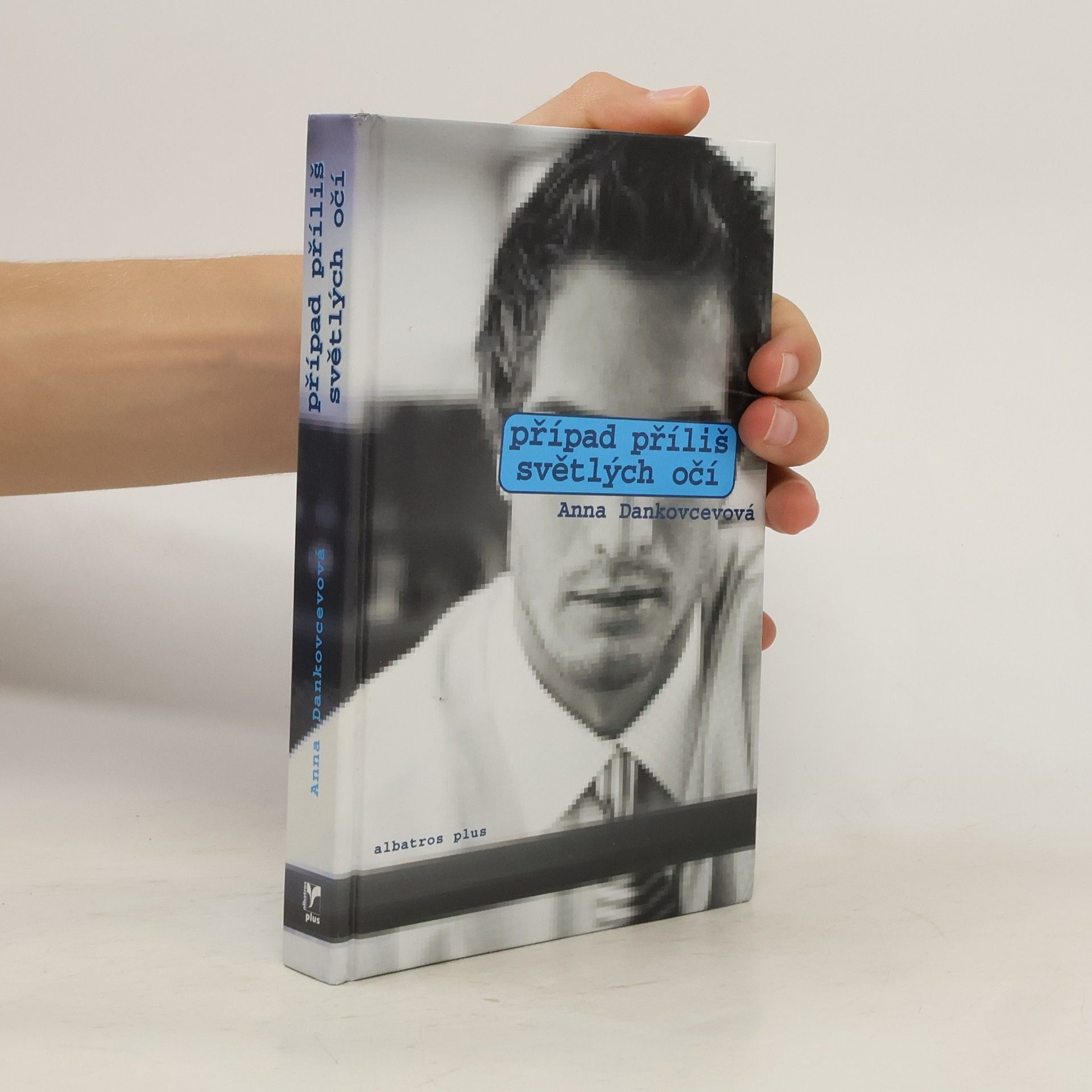 Případ příliš světlých očí