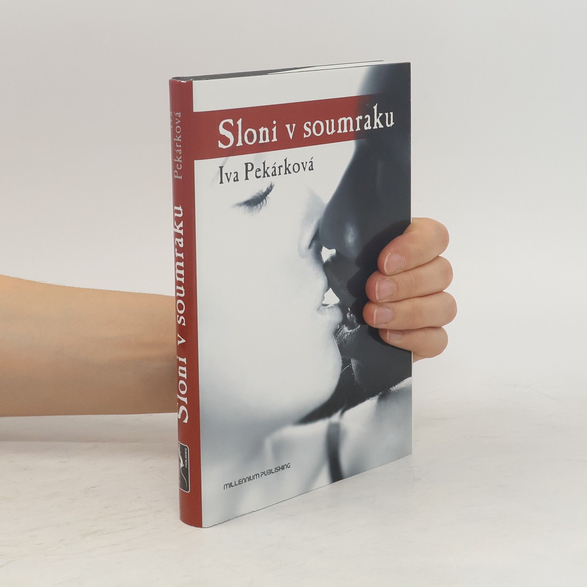 Iva Pekárková Sloni v soumraku