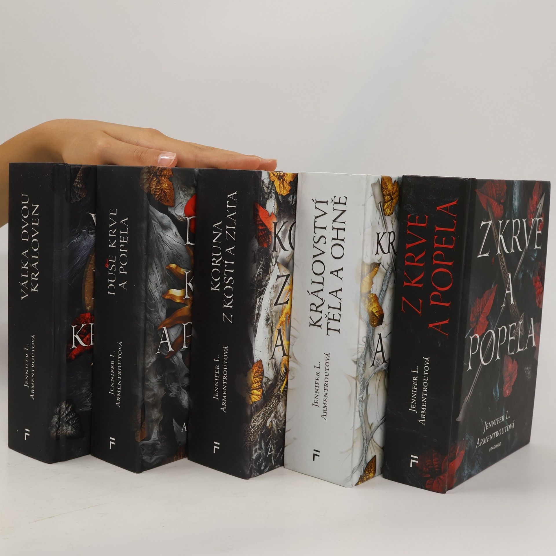 Jennifer L. Armentrout Z krve a popela 1.-5. díl