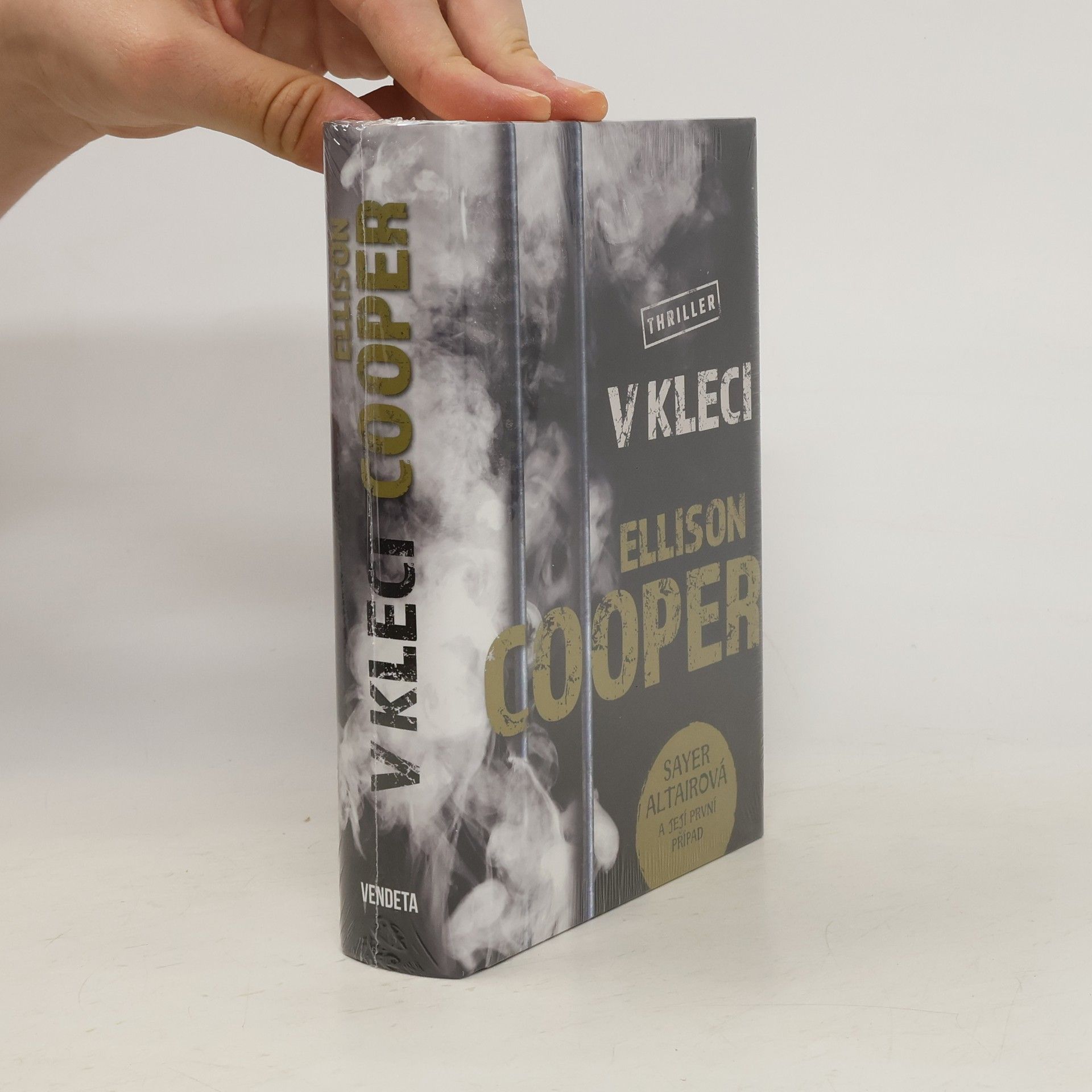 Ellison Cooper V kleci