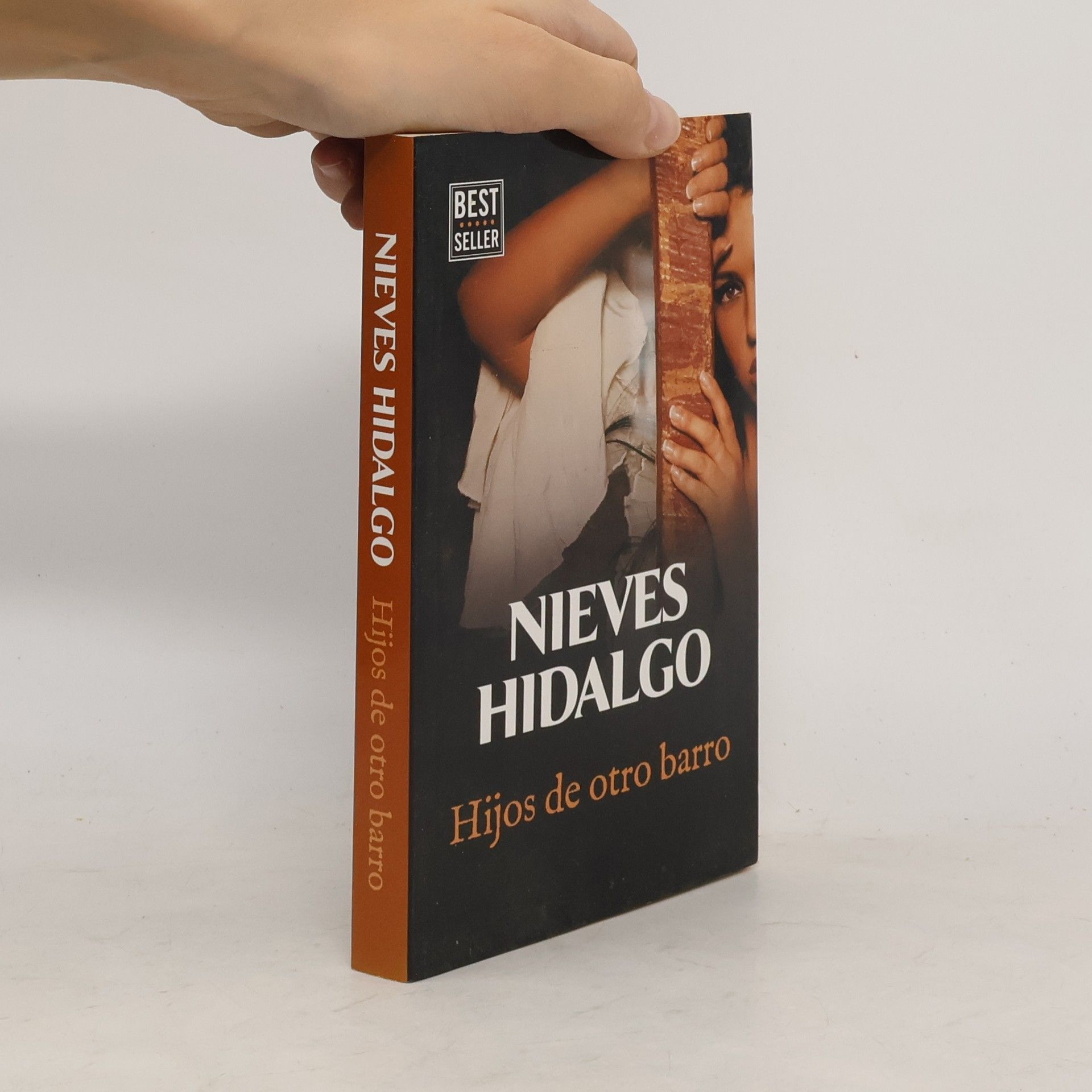 Nieves Hidalgo Hijos de otro barro