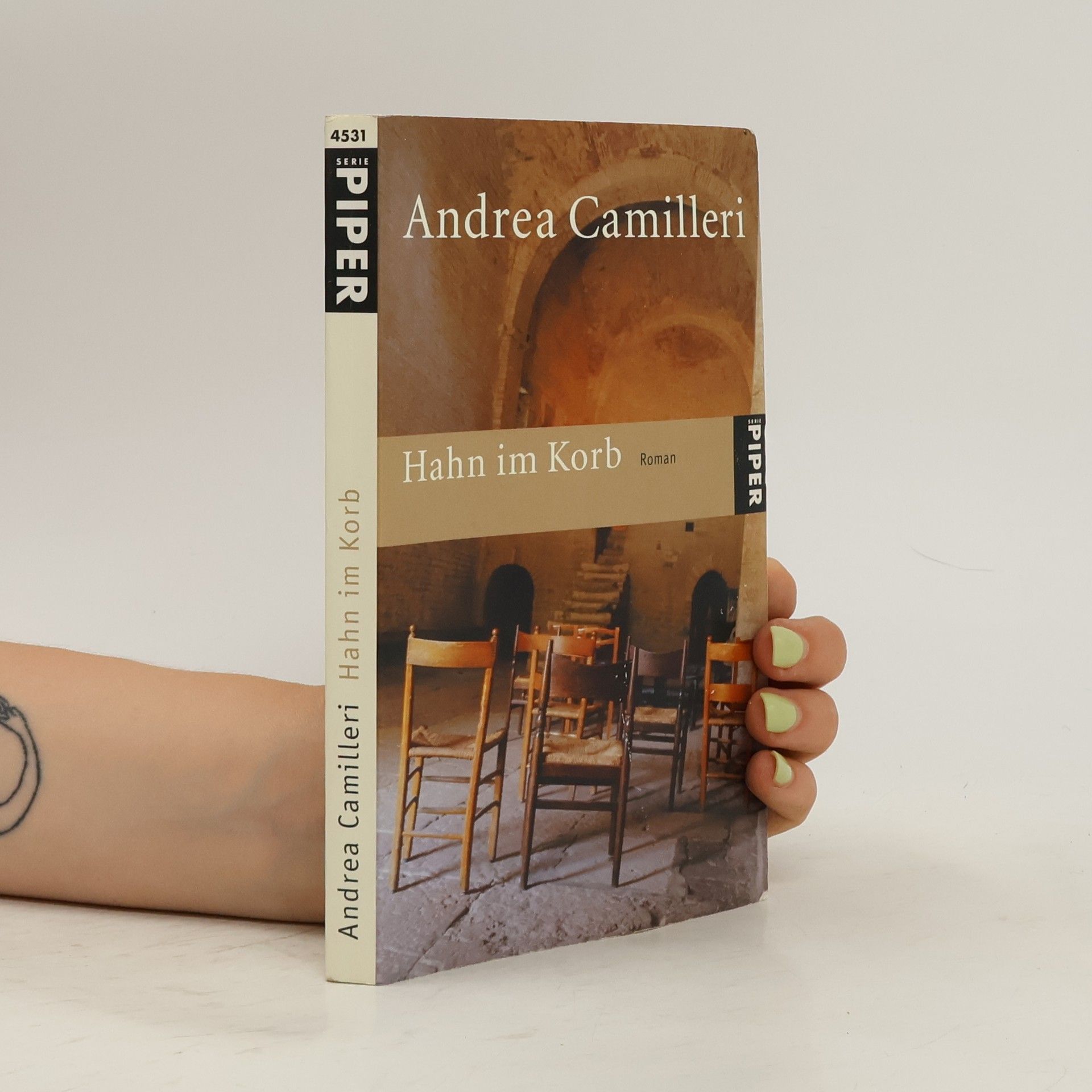 Andrea Camilleri Hahn im Korb