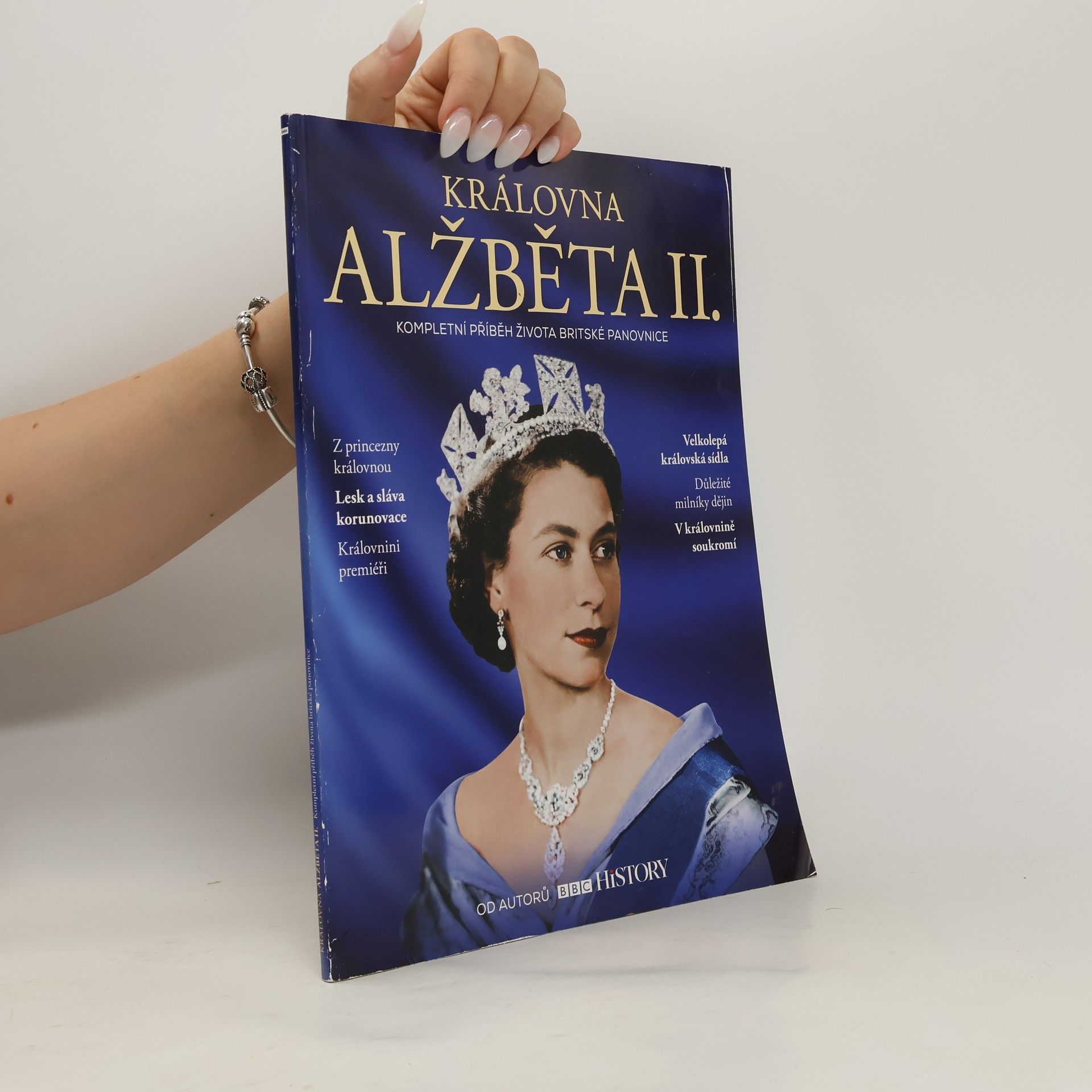 Collectif d'auteurs Královna Alžběta II.: Kompletní příběh života britské panovnice