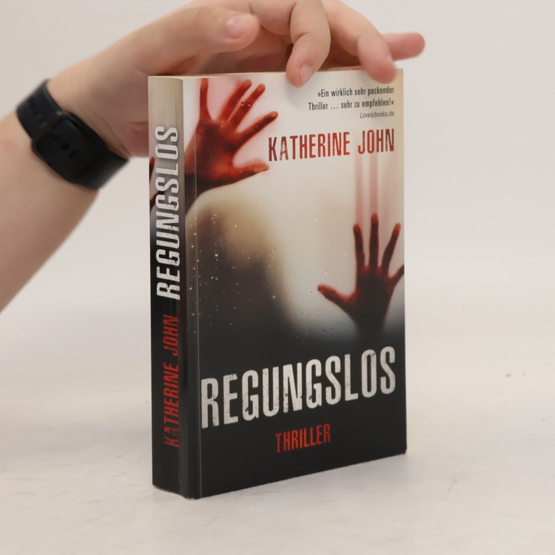 Katherine John Regungslos
