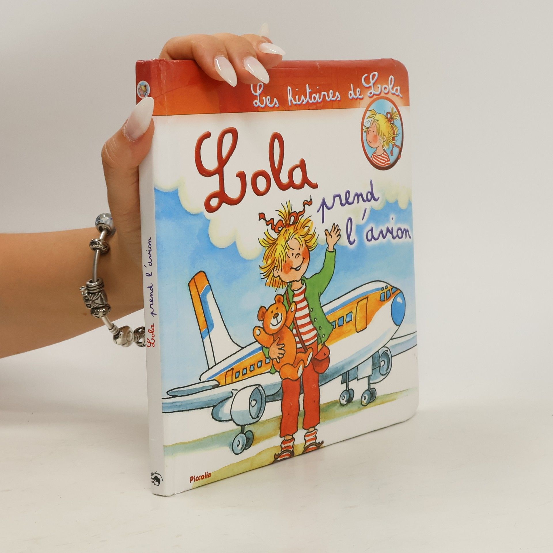 Lianne Schneider Lola prend l'avion