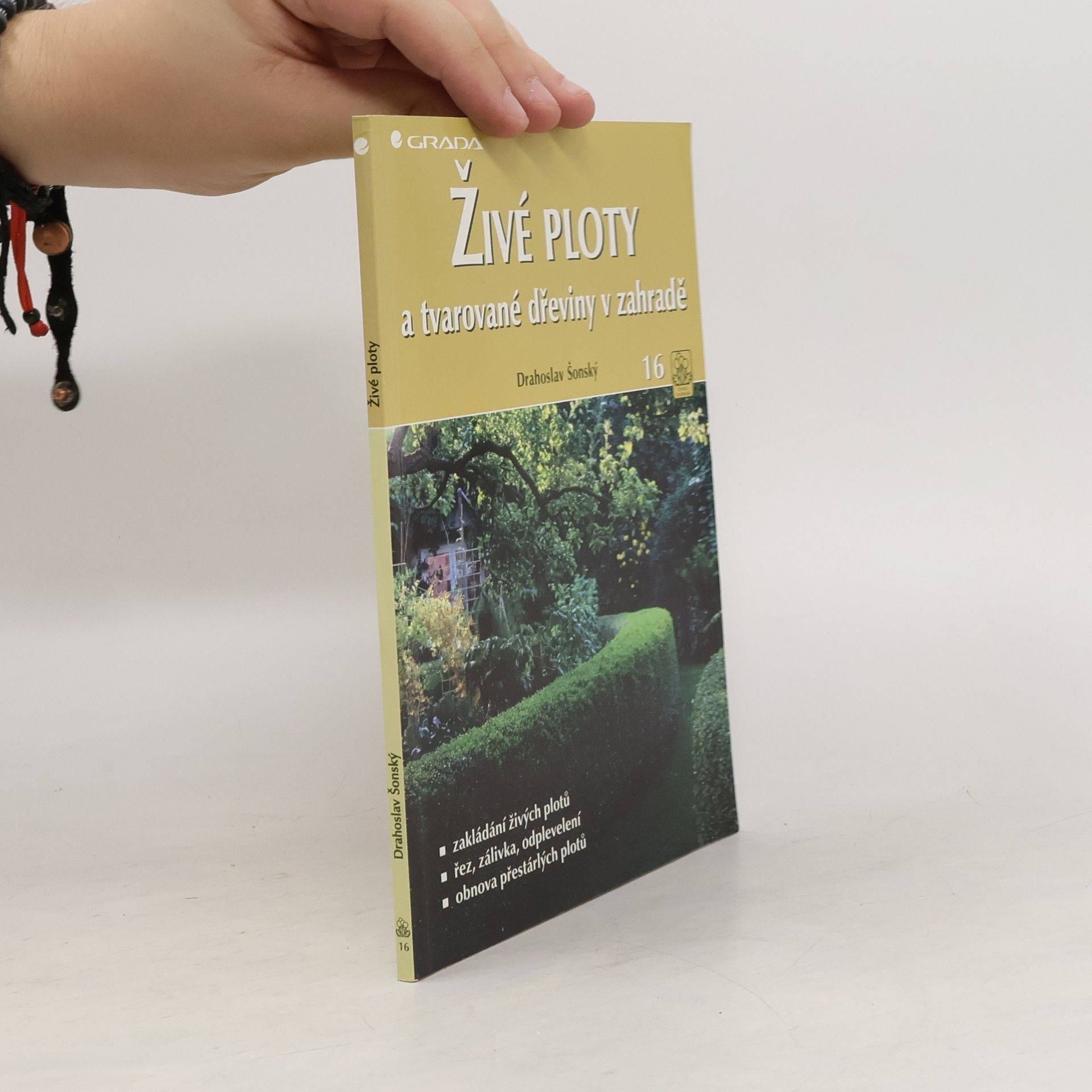 Drahoslav Šonský Živé ploty a tvarované dřeviny v zahradě
