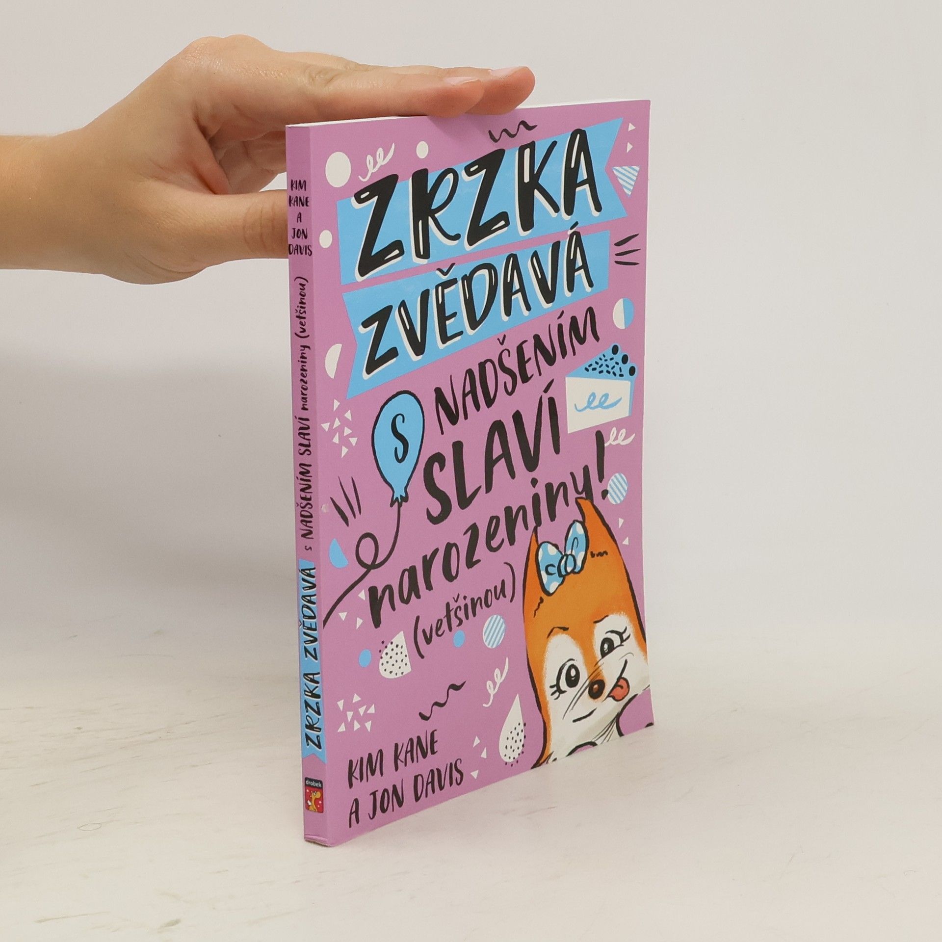 Kim Kane Zrzka Zvědavá s nadšením slaví narozeniny (většinou)