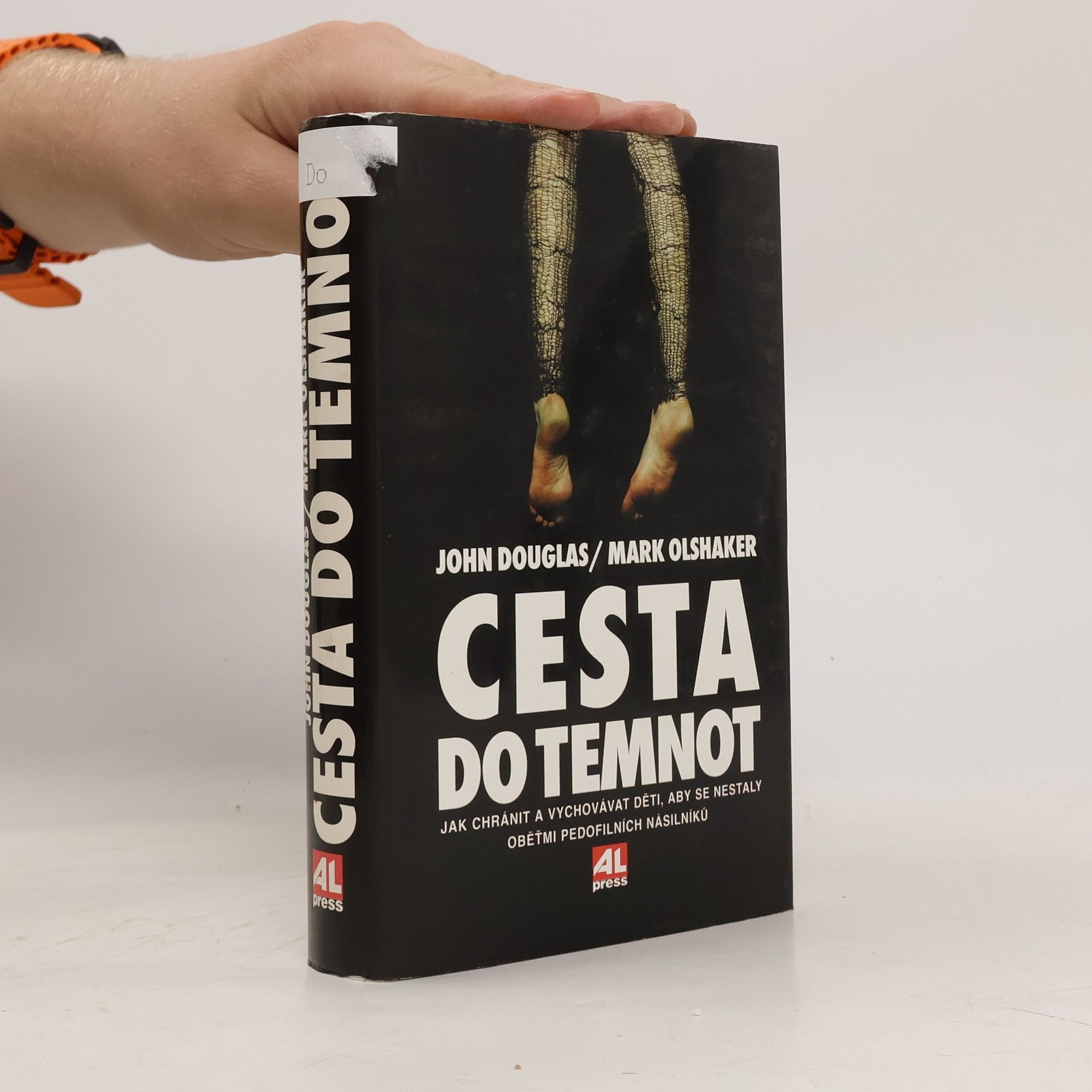John Douglas Cesta do temnot