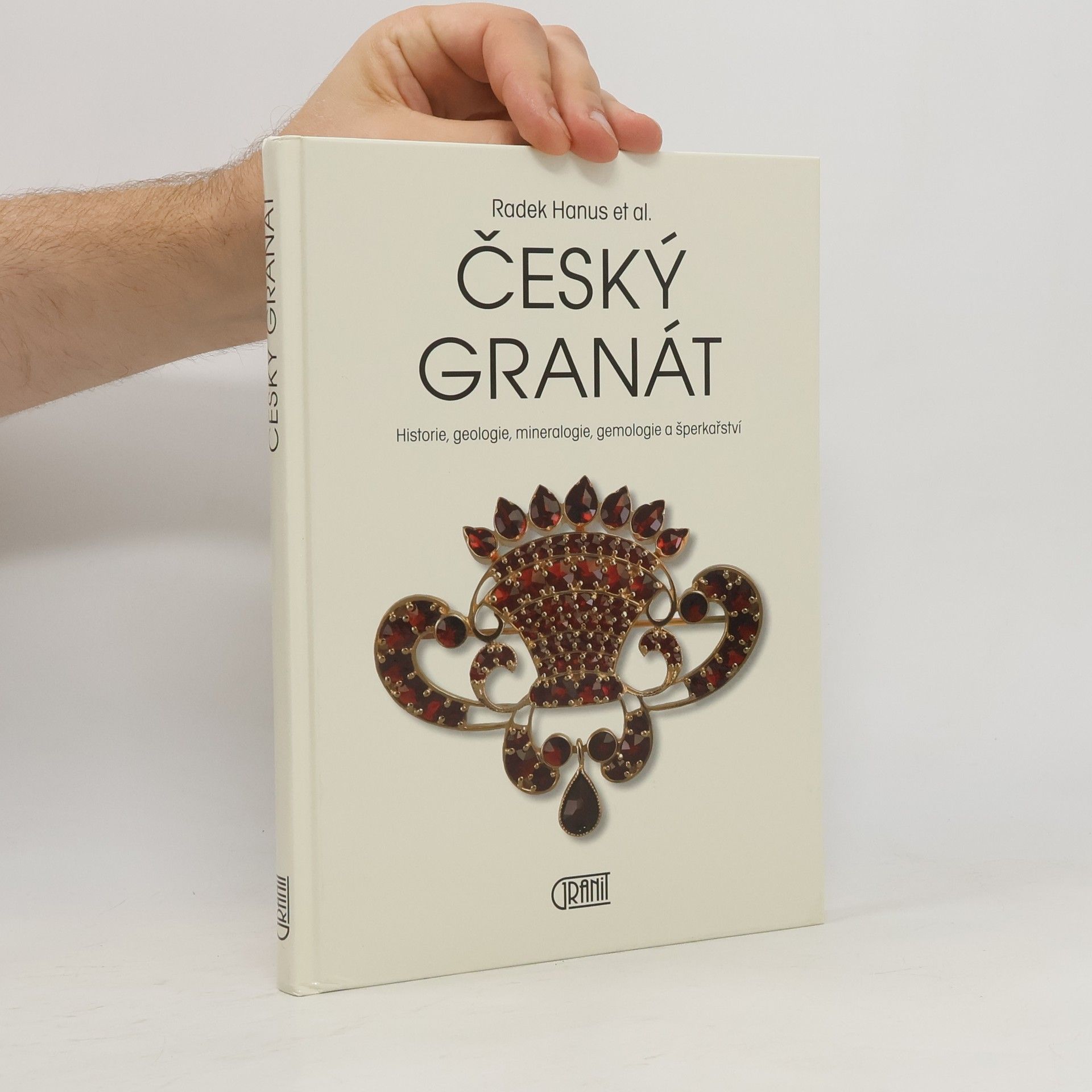 Radek Hanus Český granát. Historie, geologie, mineralogie, gemologie a šperkařství