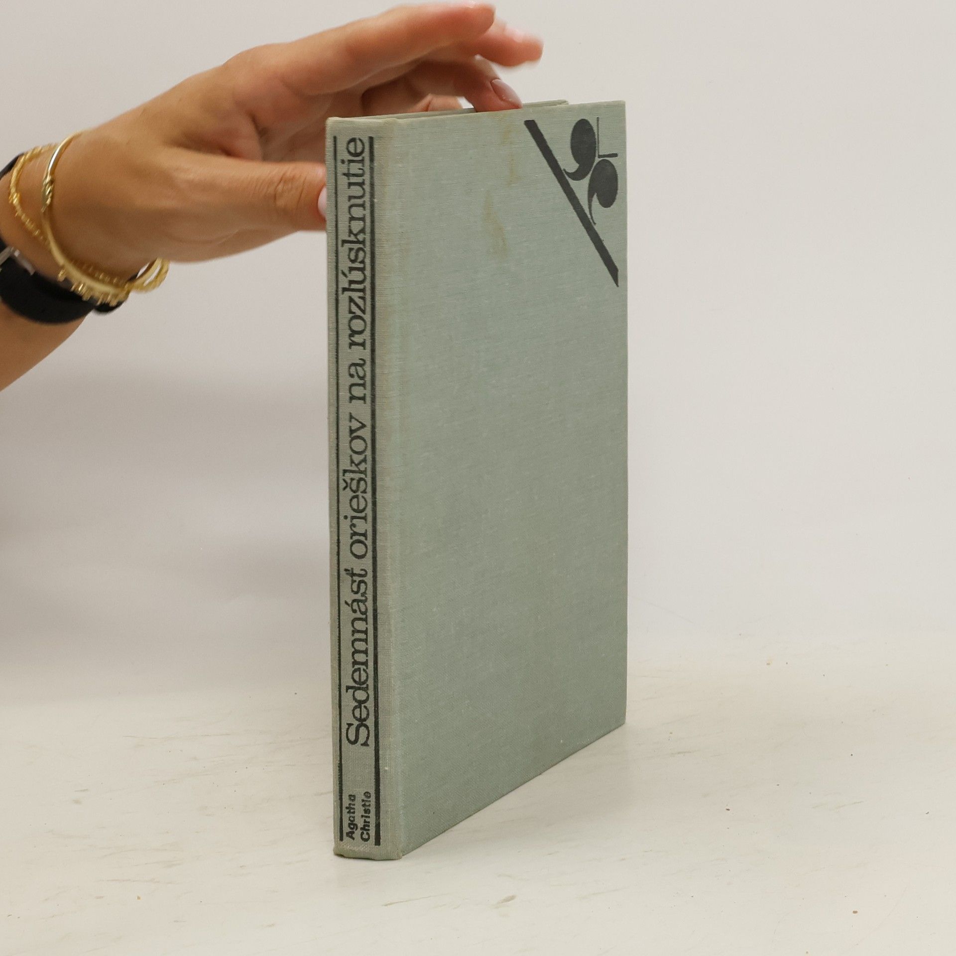 Agatha Christie Sedemnásť orieškov na rozlúsknutie