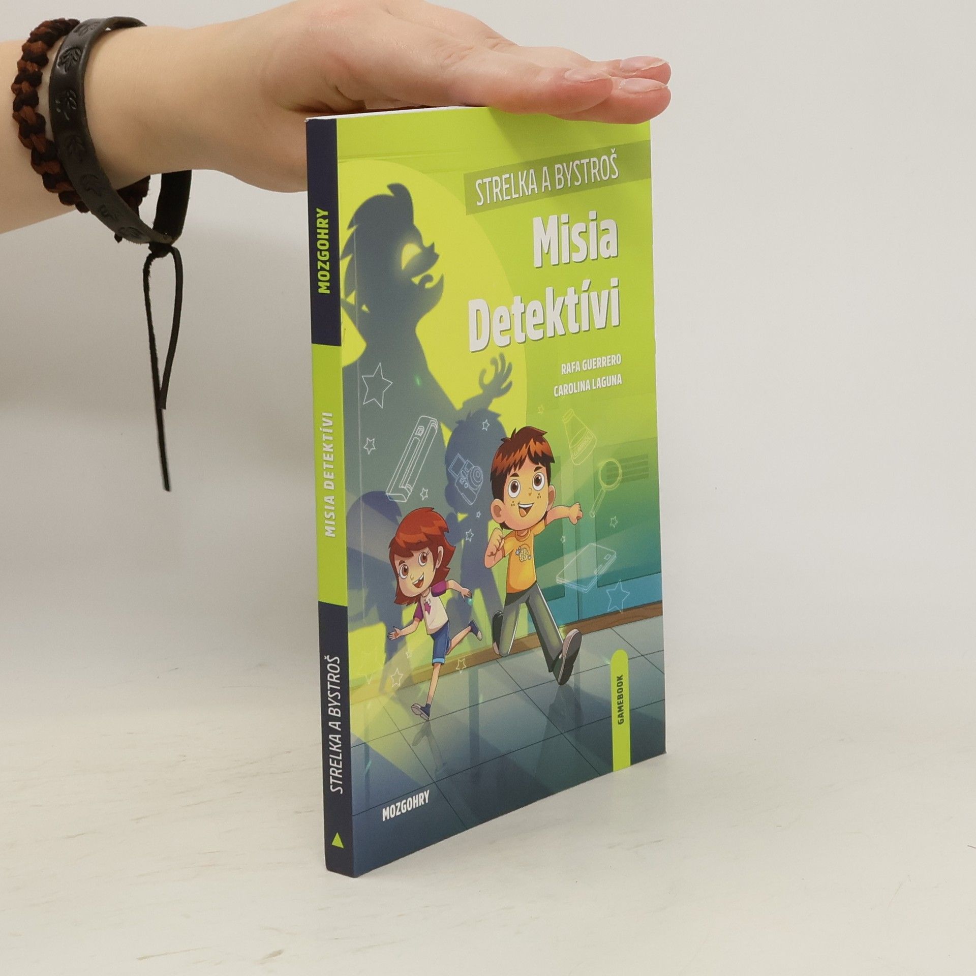 Carolina Laguna Misia detektívi, Strelka a Bystroš