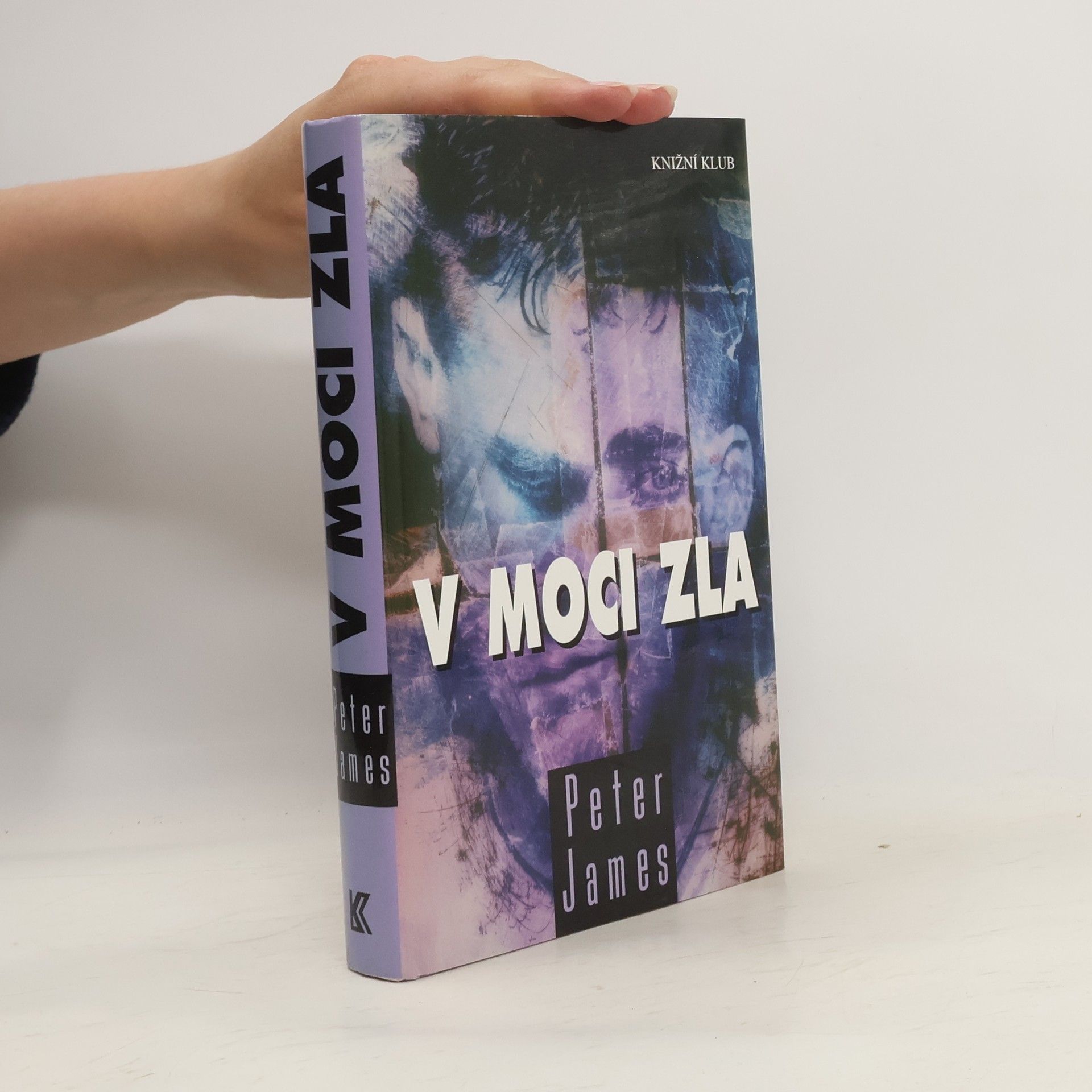 Peter James V moci zla