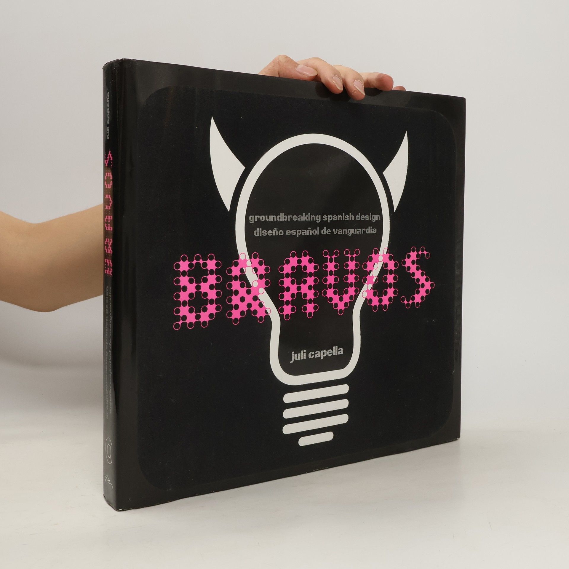 Juli Capella Bravos : Groundbreaking Spanish Design = Diseño Español de Vanguardia de Vanguardia