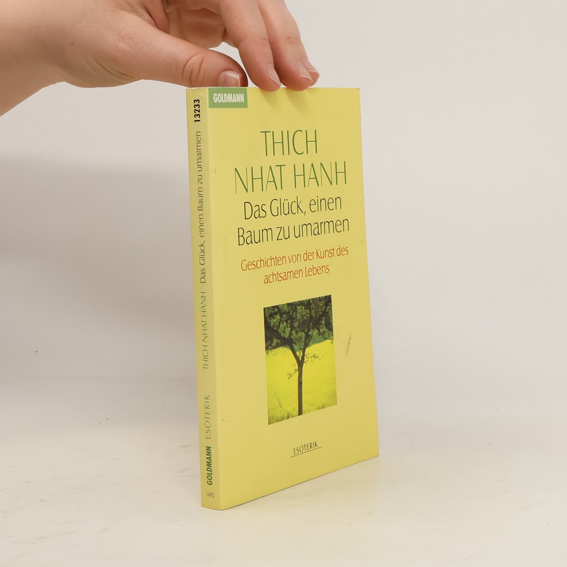 Hạnh Nhat Das Glück, einen Baum zu umarmen