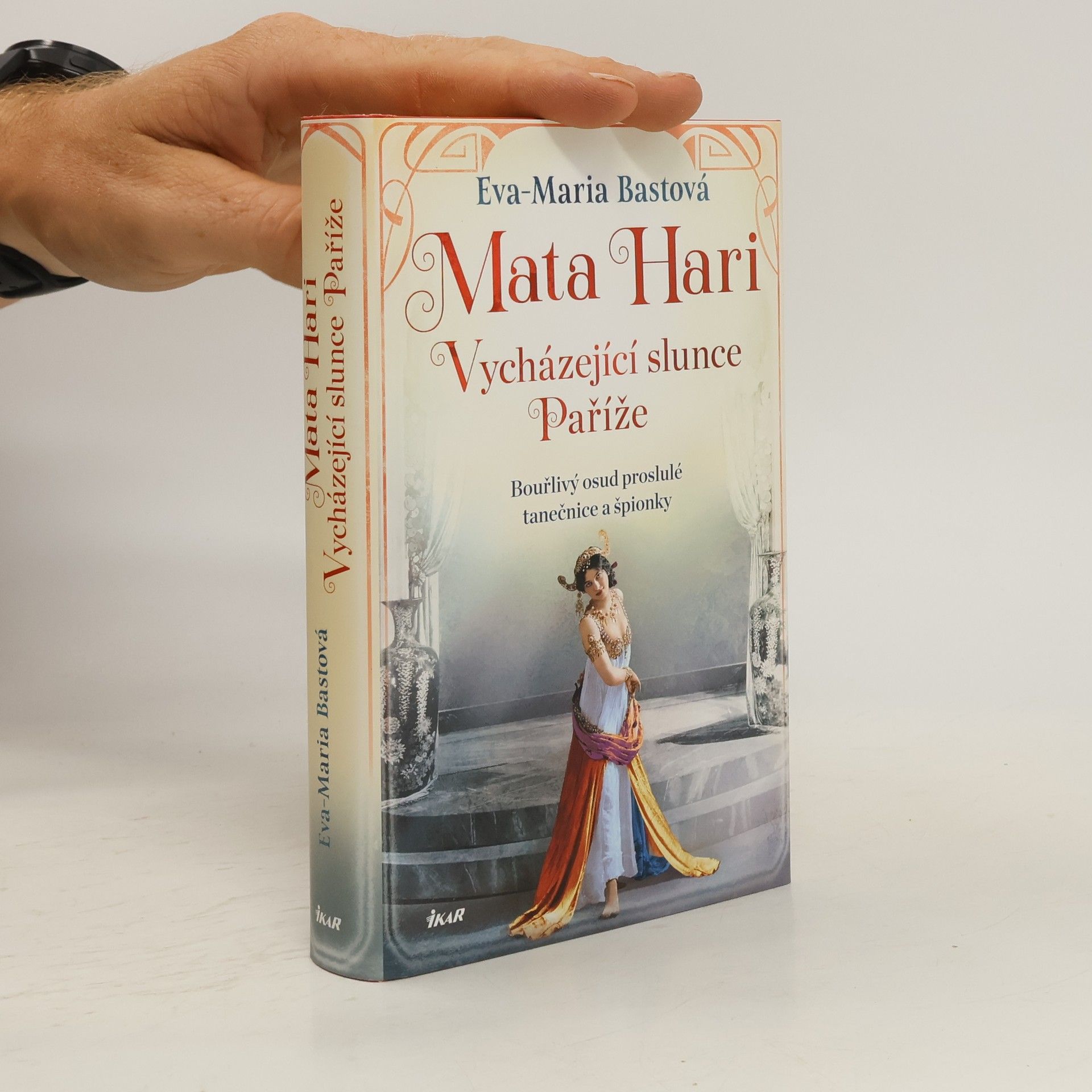 Eva-Maria Bast Mata Hari. vycházející slunce Paříže
