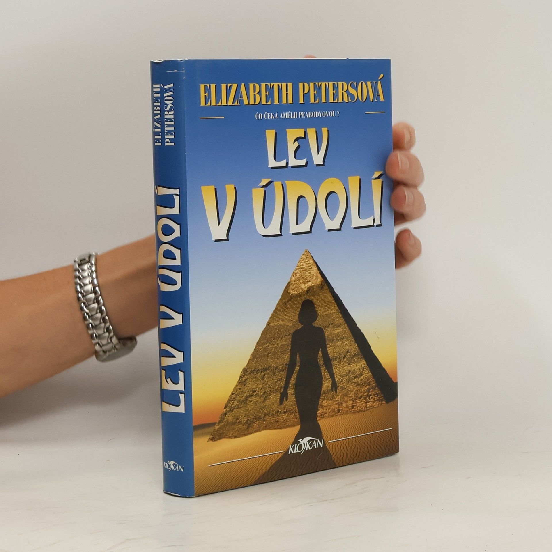 Elizabeth Peters Lev v údolí