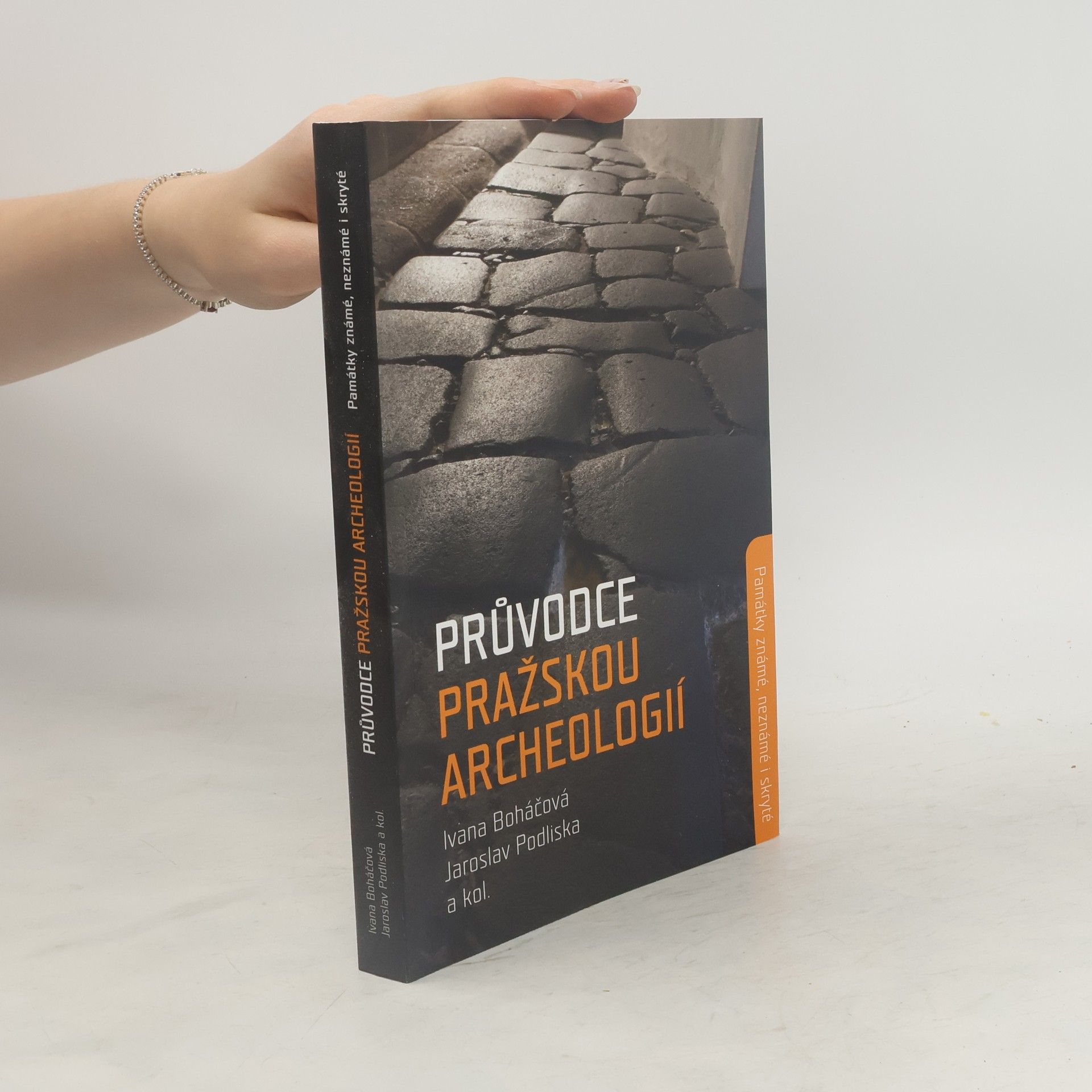 AA.VV. Průvodce pražskou archeologií