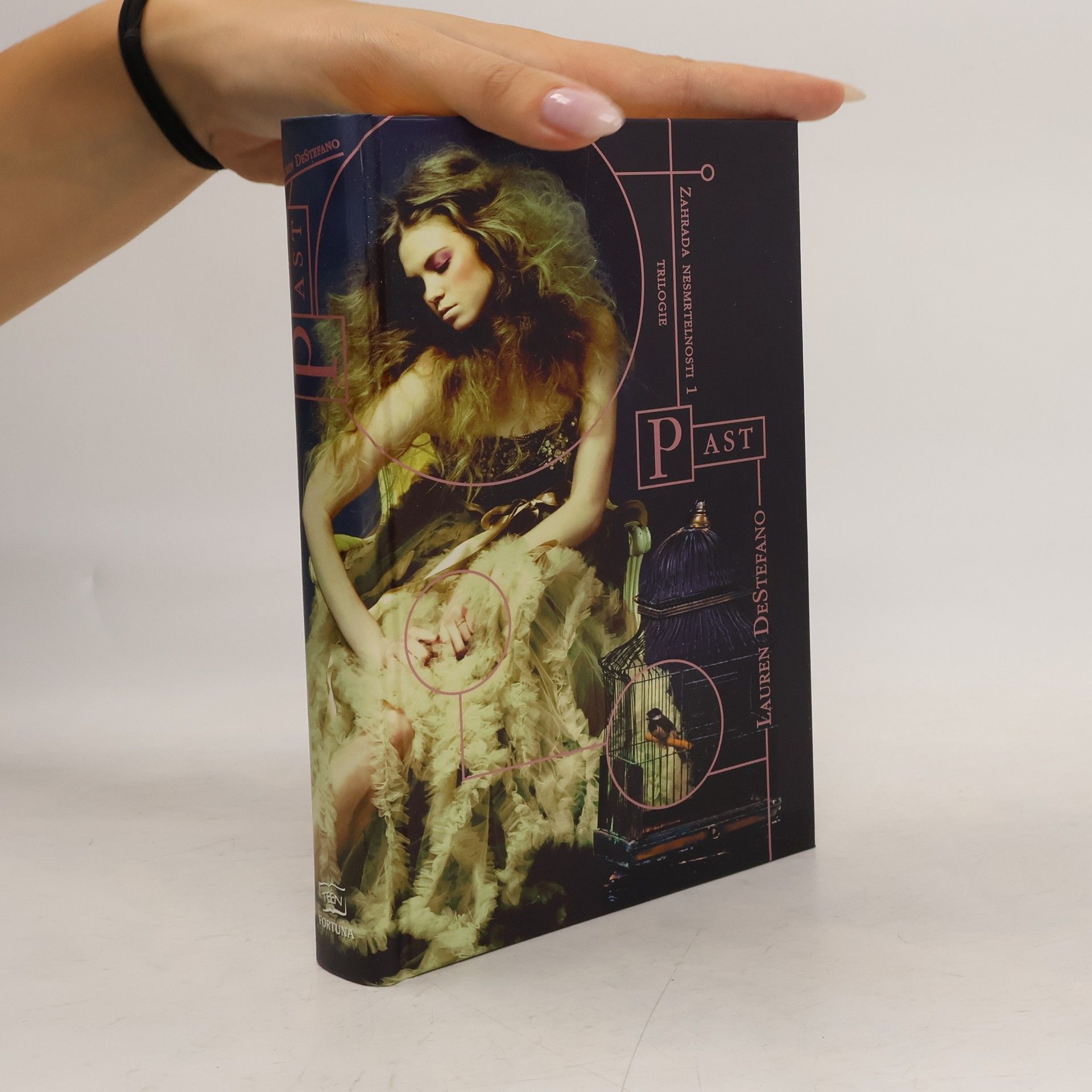 Lauren DeStefano Zahrada nesmrtelnosti 1. Past