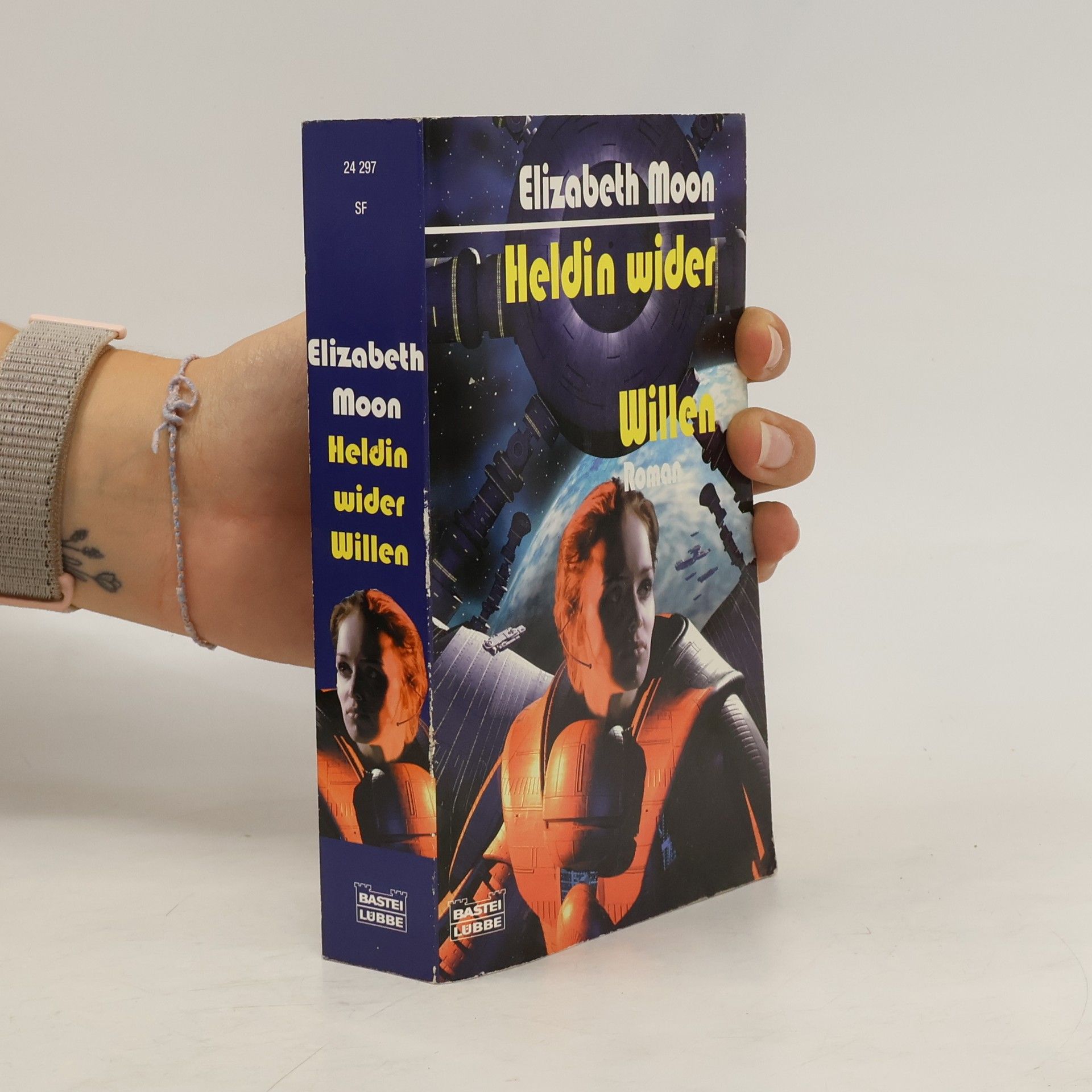 Elizabeth Moon Heldin wider Willen. Roman. Dtsch. v. Thomas Schichtel