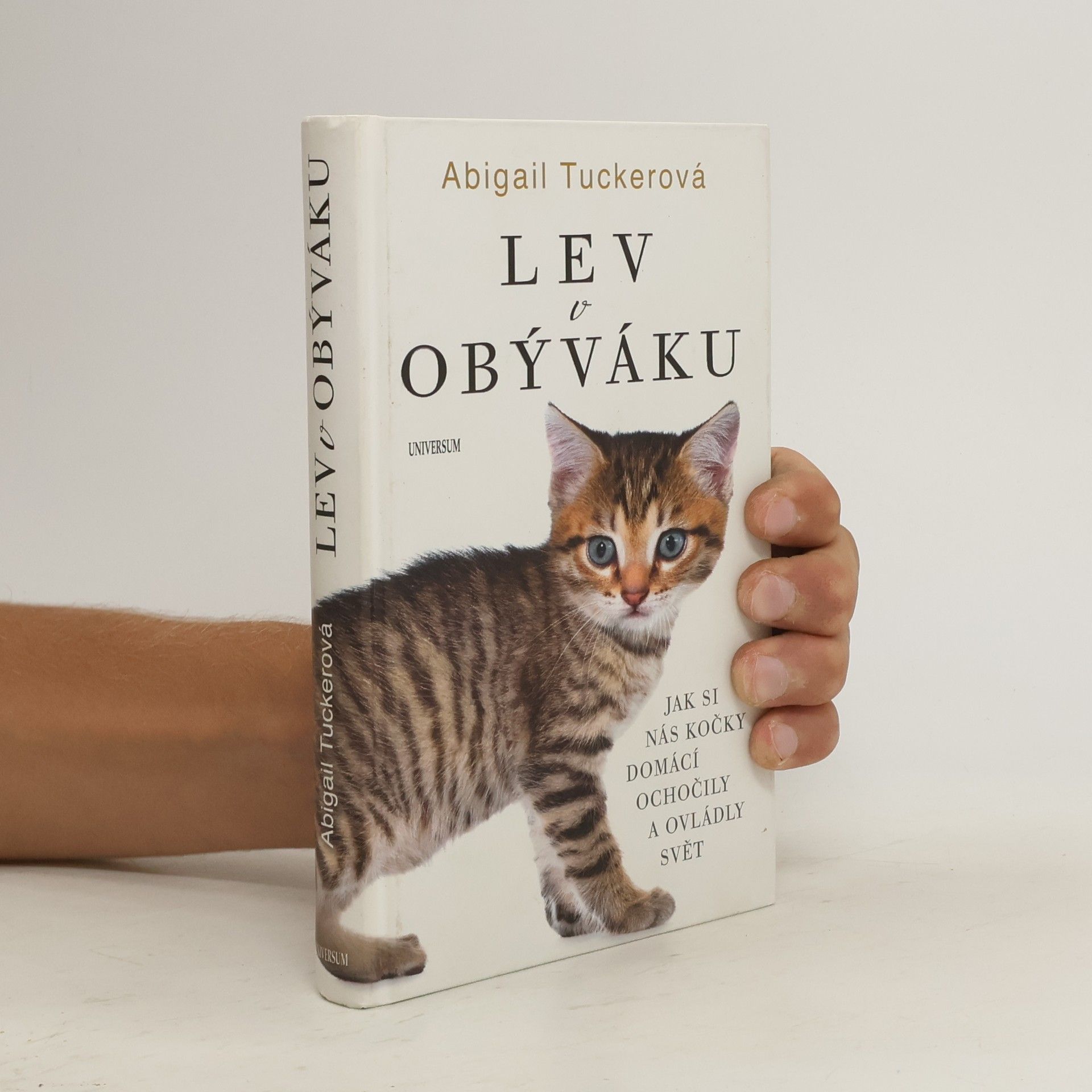 Lev v obýváku: Jak si nás kočky domácí ochočily a ovládly svět