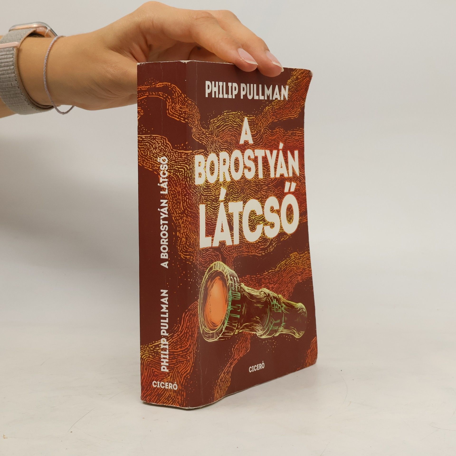 Philip Pullman A borostyán látcső