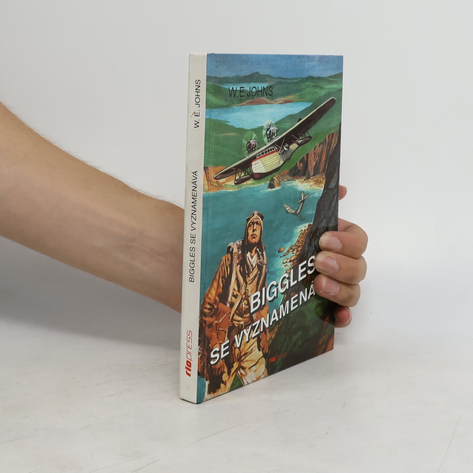 W. E. Johns Biggles se vyznamenává