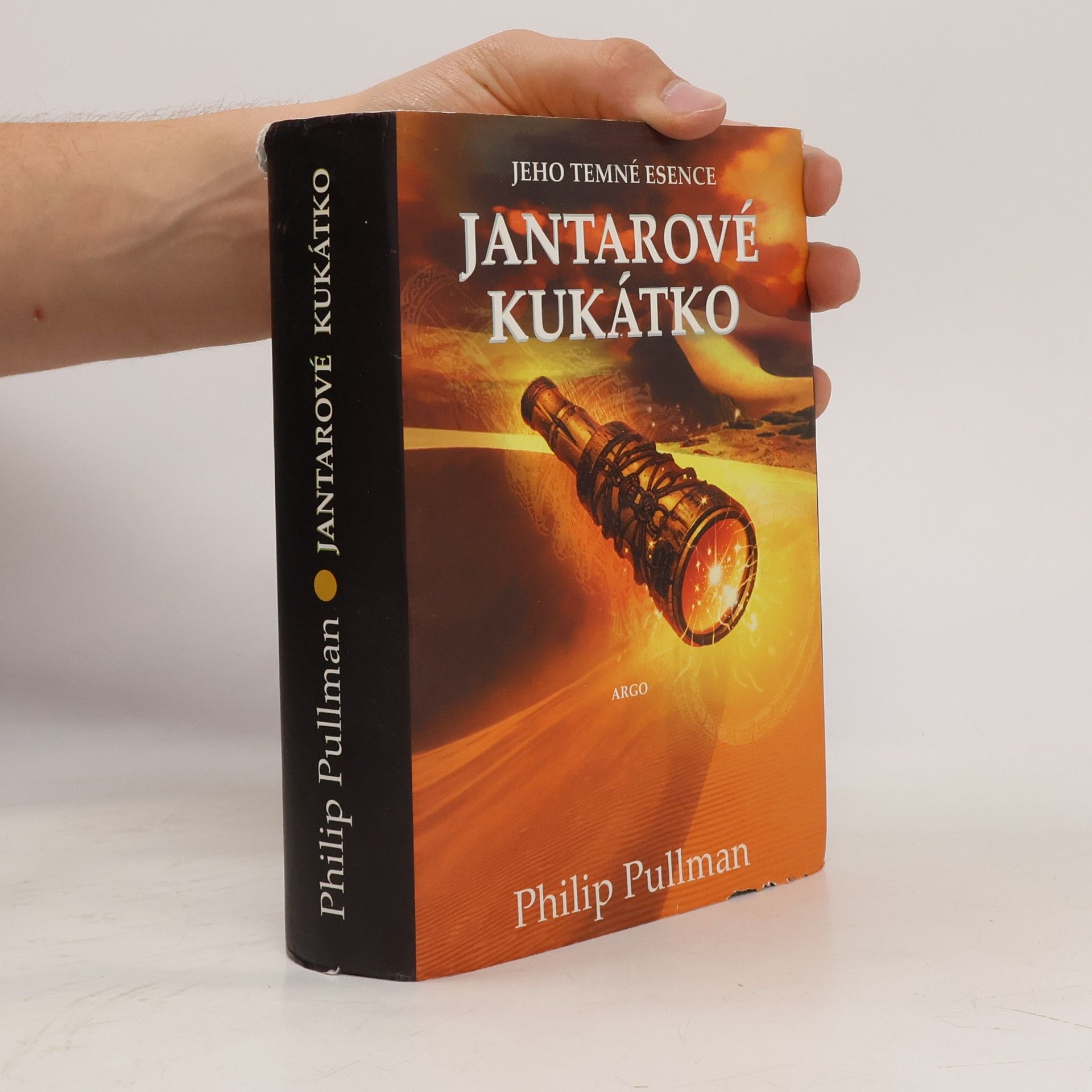 Philip Pullman Jeho temné esence. Jantarové kukátko