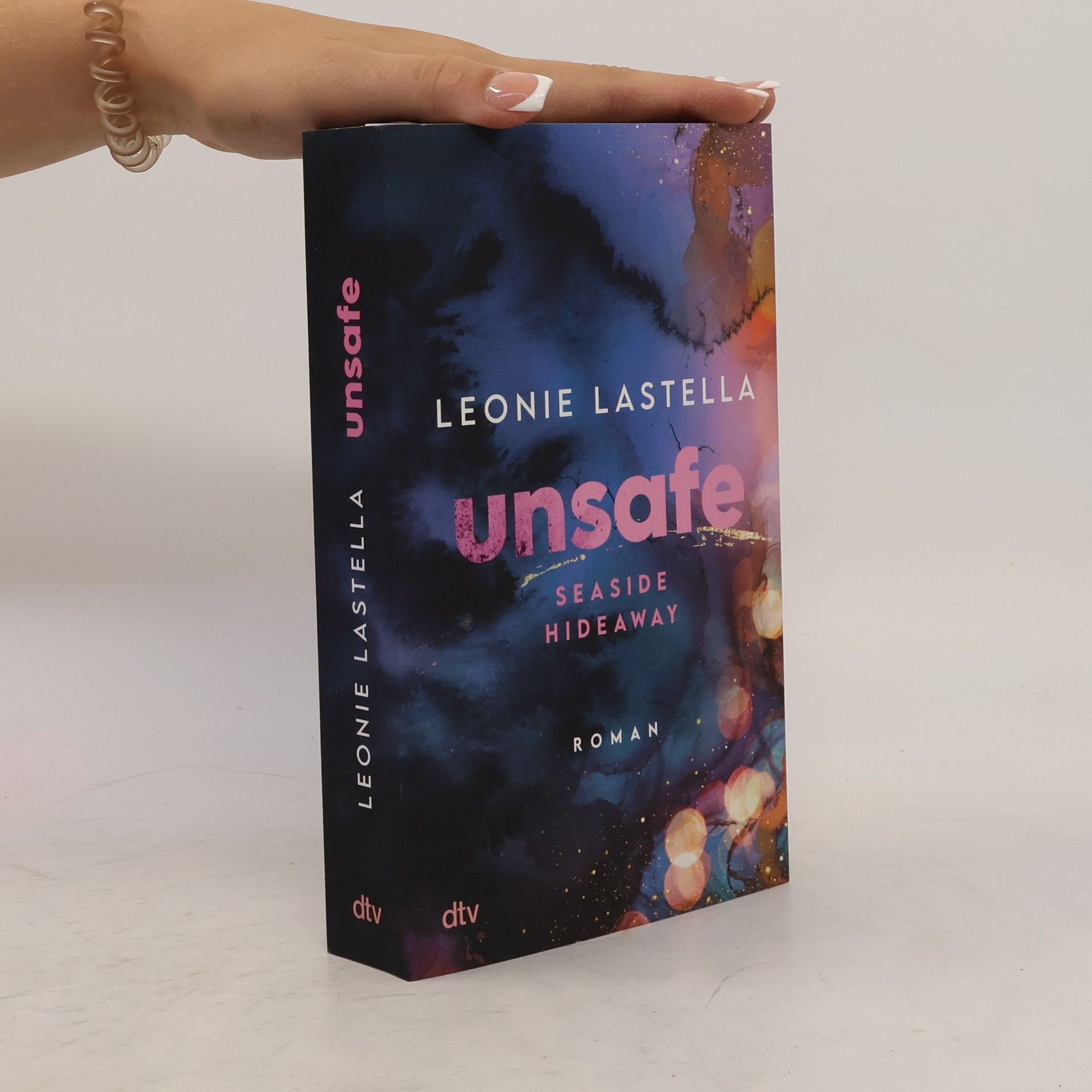 Leonie Lastella Seaside Hideaway – Unsafe
