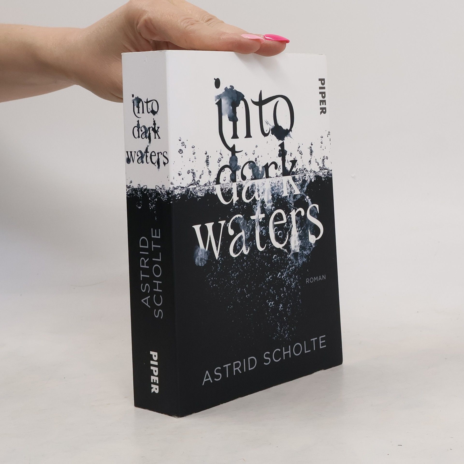 Astrid Scholte Into Dark Waters