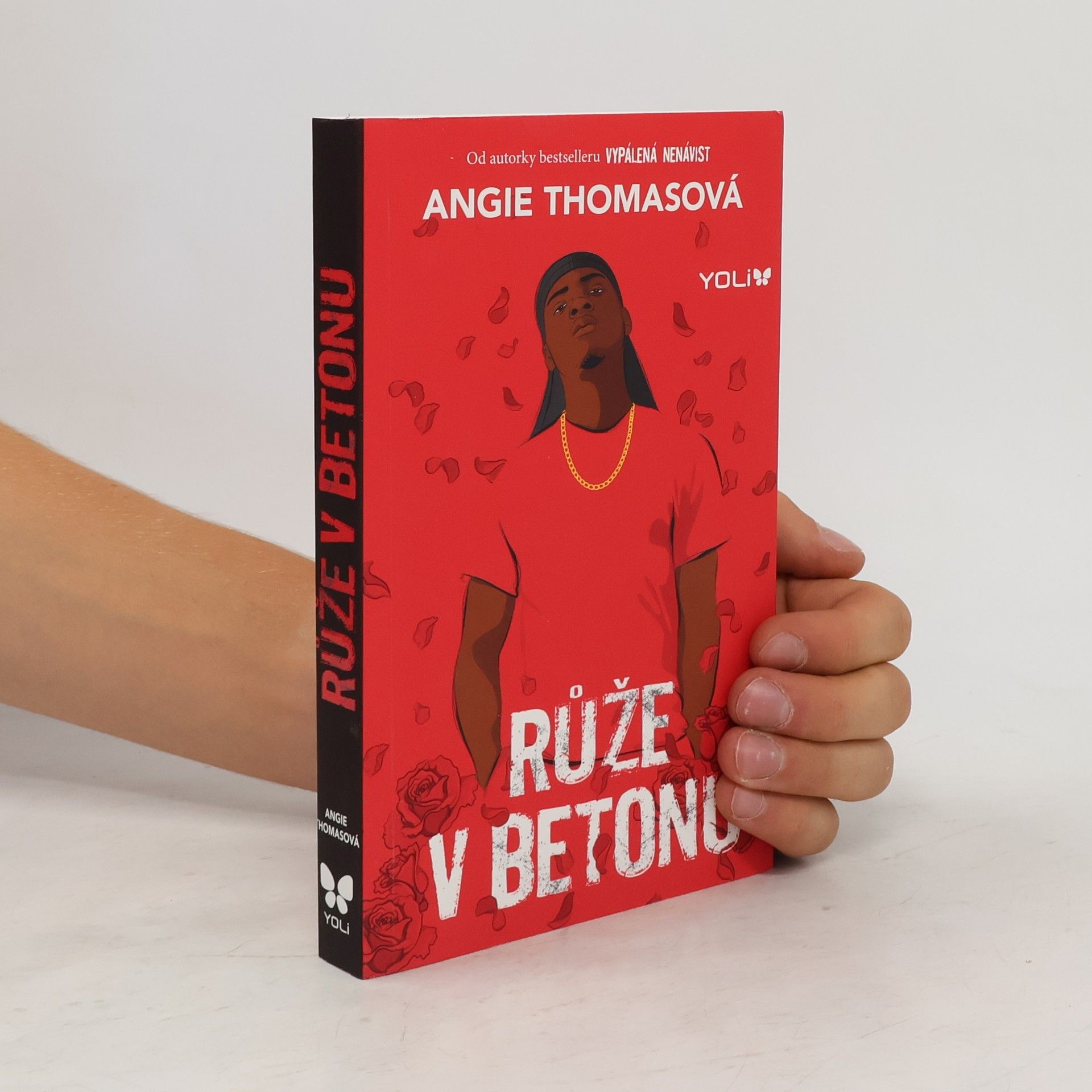 Angie Thomas Růže v betonu