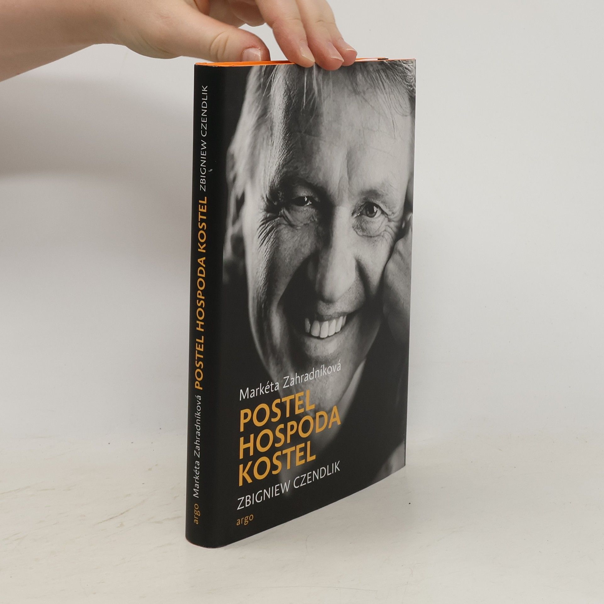 Postel, hospoda, kostel