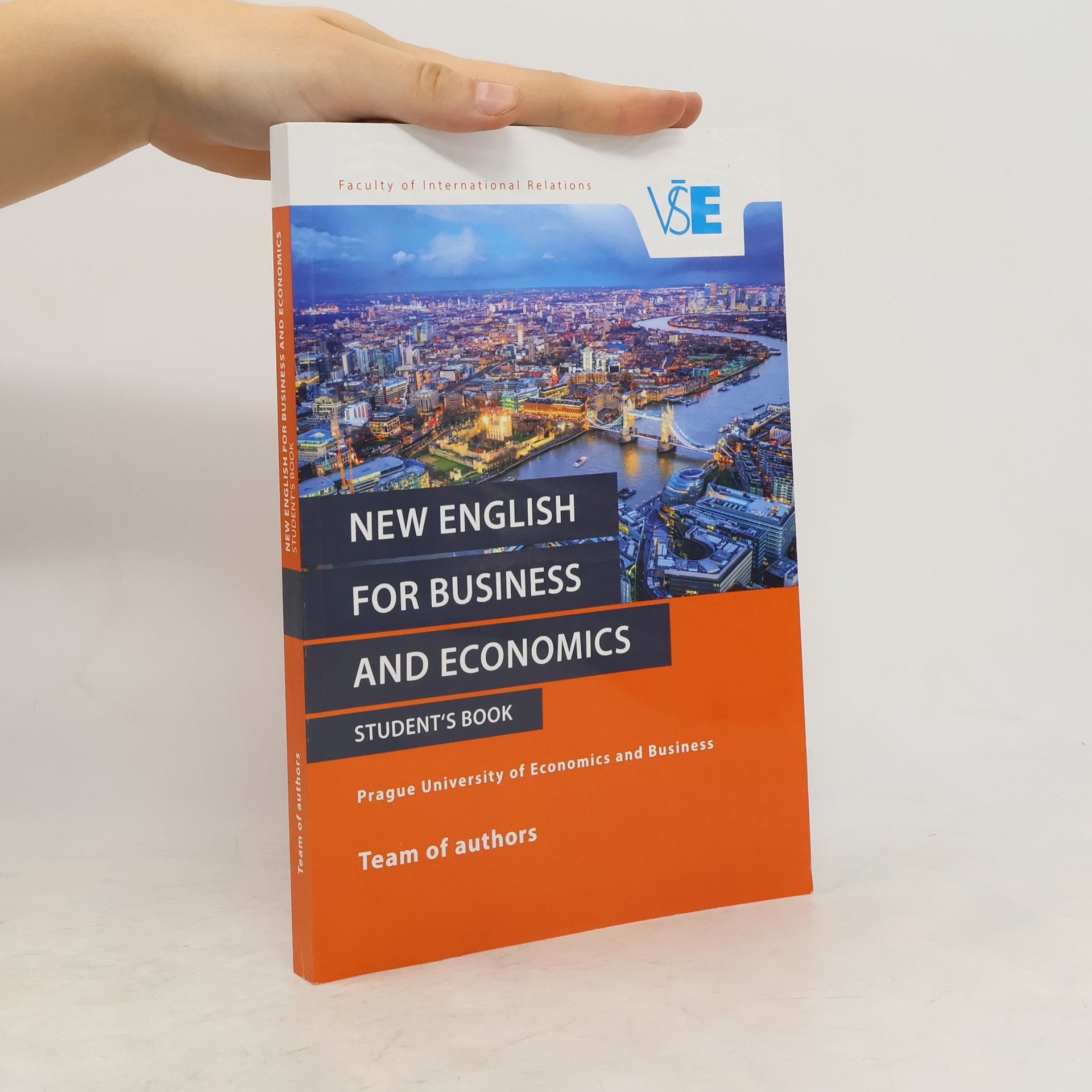 Collectif d'auteurs New English for business and economics: Student's book