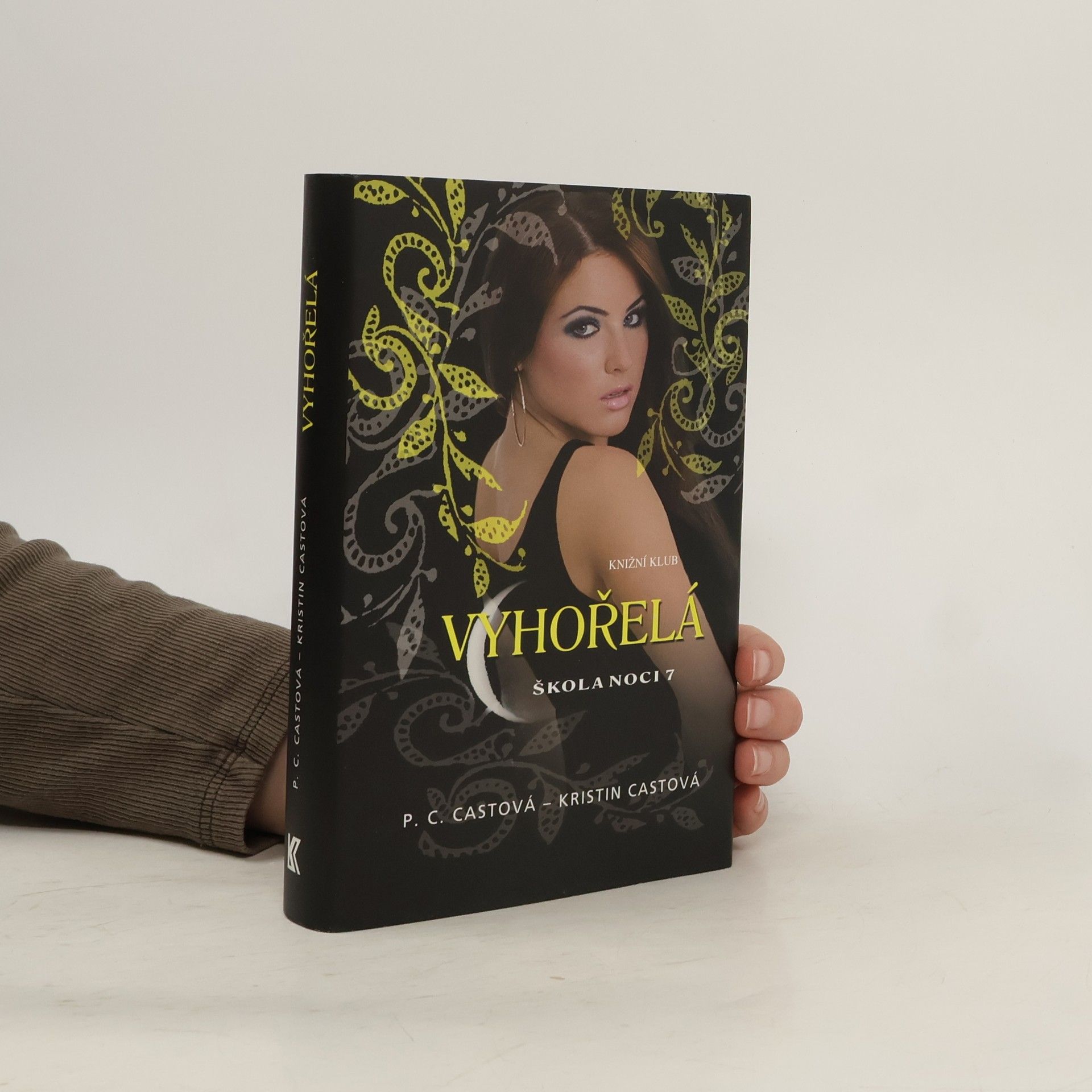 Phyllis Christine Cast Škola noci 7. Vyhořelá