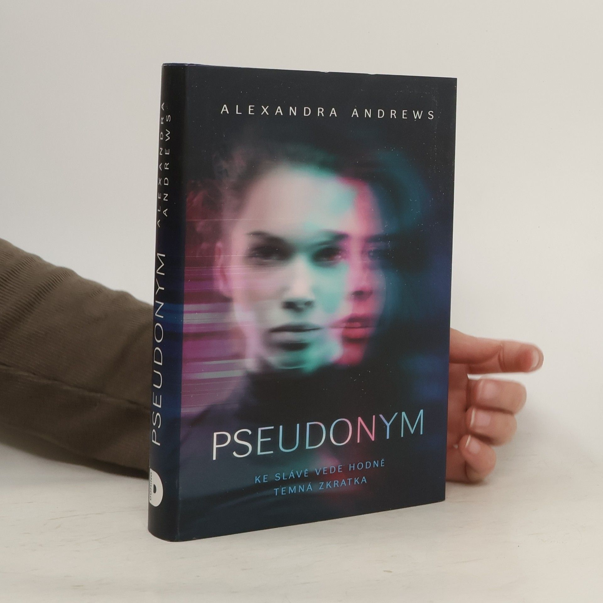 Alexandra Andrews Pseudonym