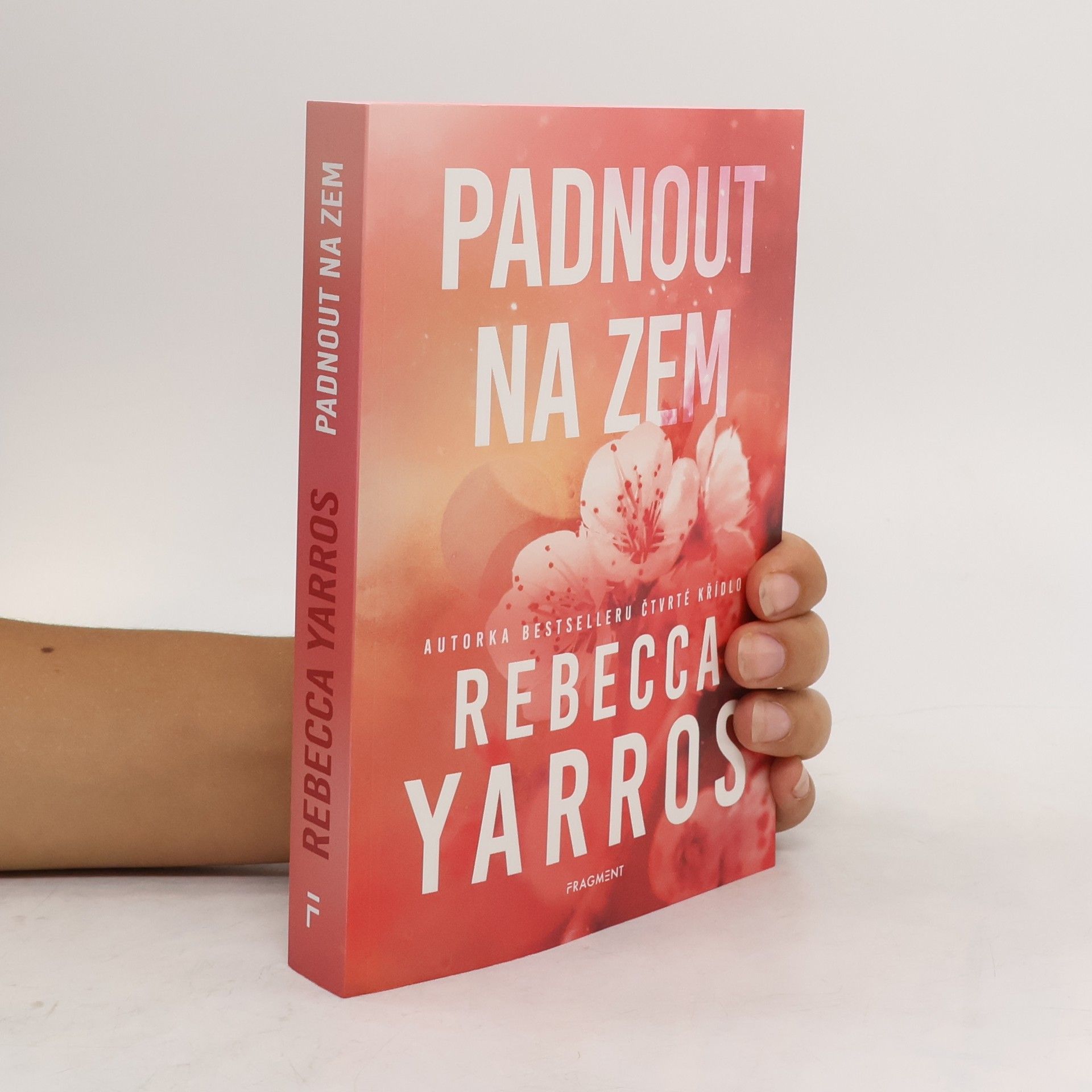 Rebecca Yarros Padnout na zem