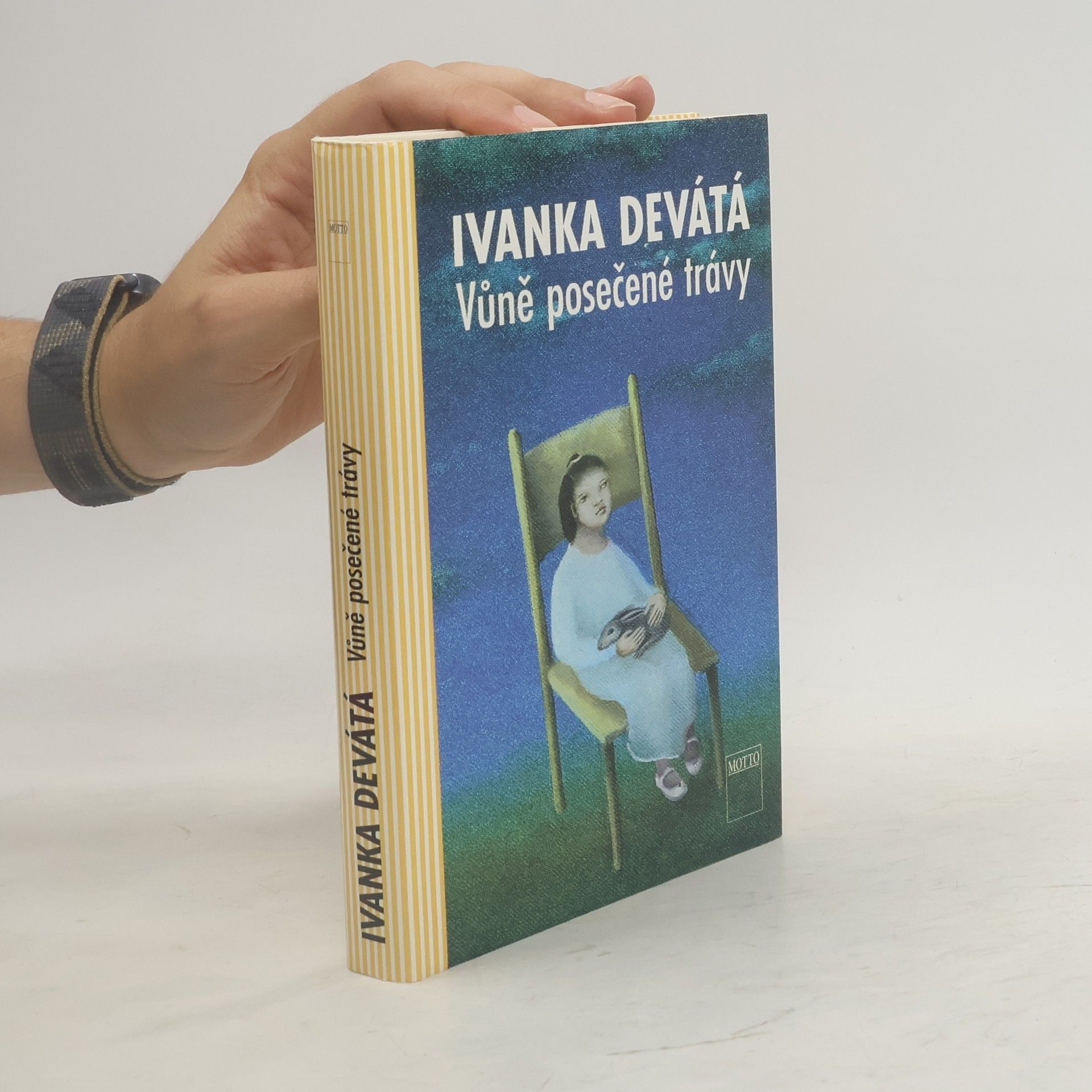 Vůně posečené trávy