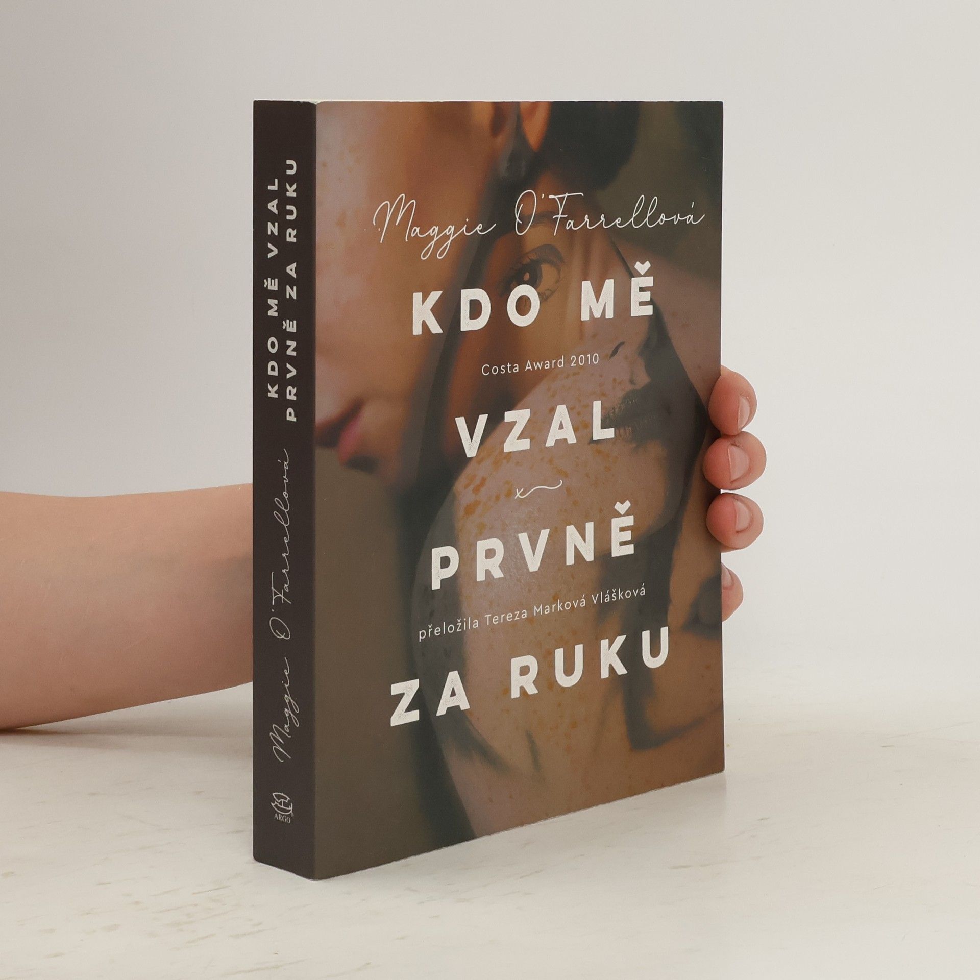 Maggie O. Farrell Kdo mě vzal prvně za ruku