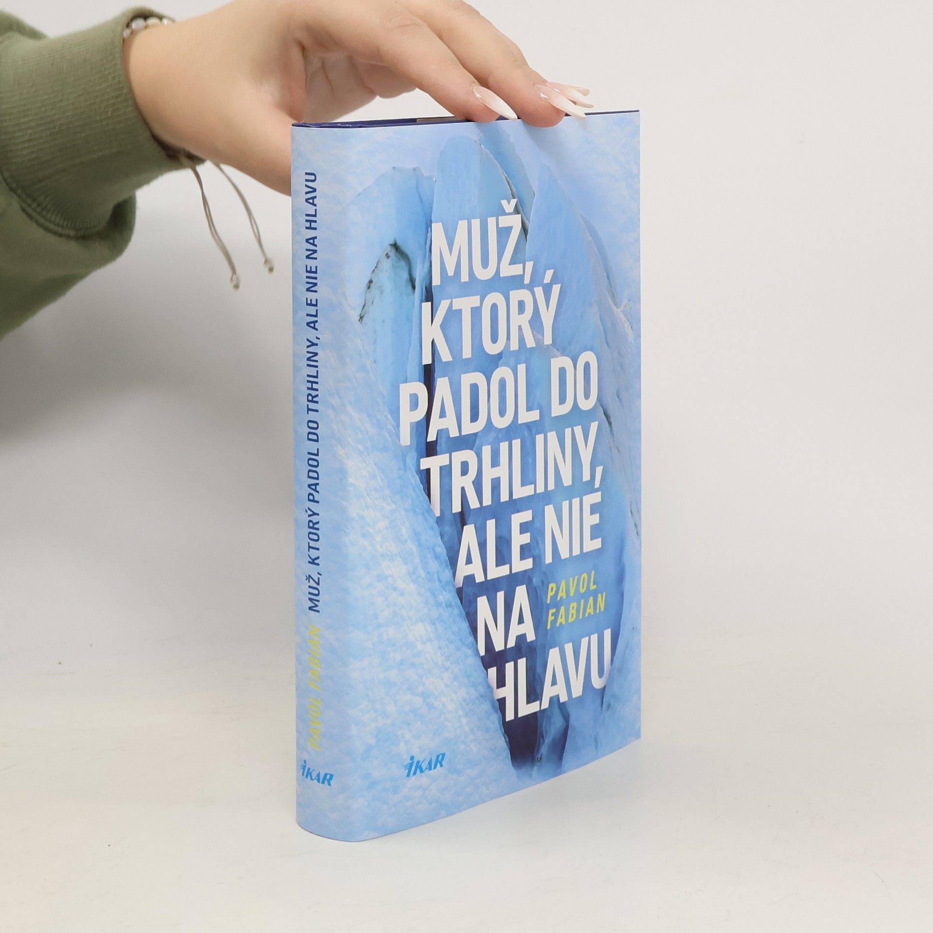 Muž, ktorý padol do trhliny, ale nie na hlavu