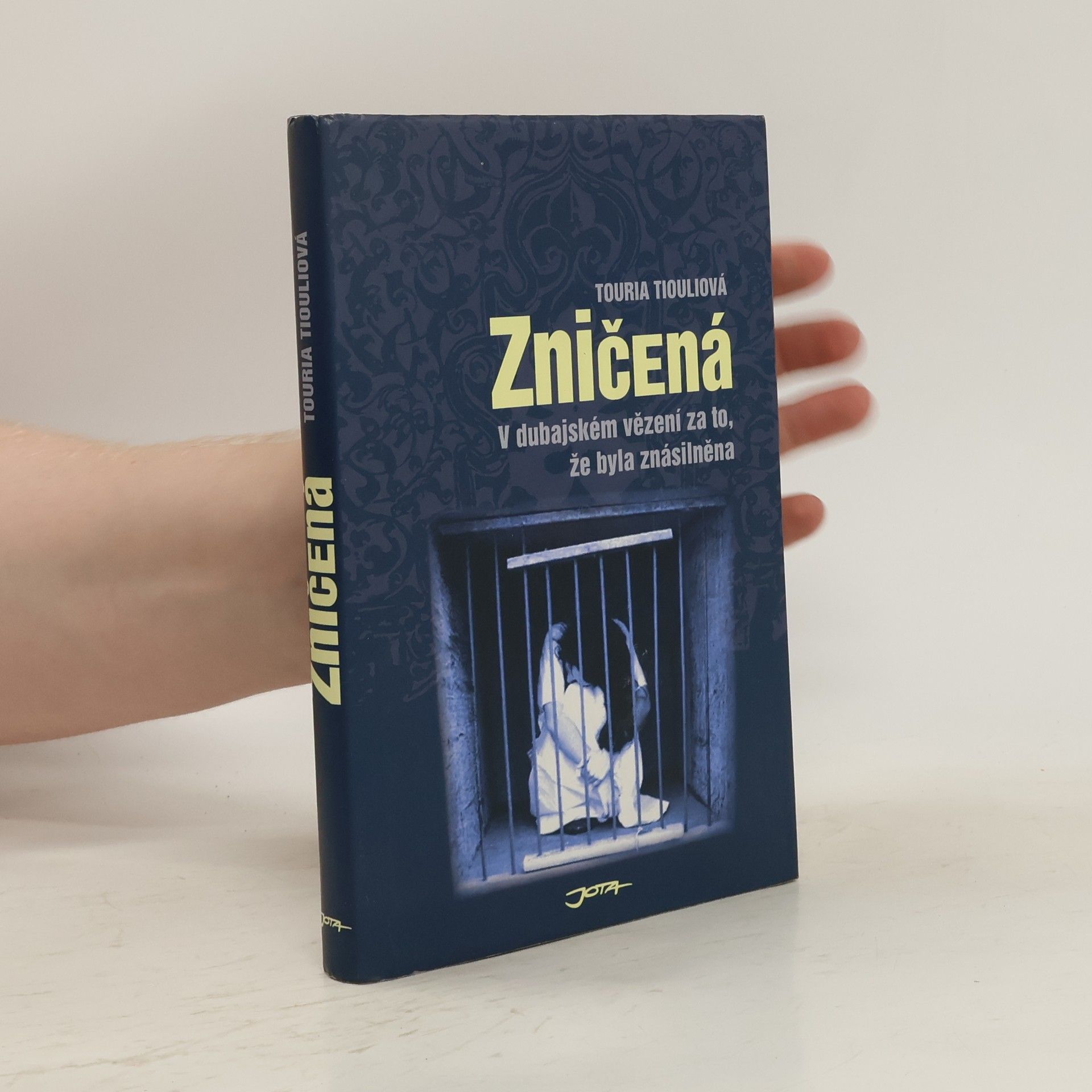 Touria Tiouli Zničená. V dubajském vězení za to, že byla znásilněna