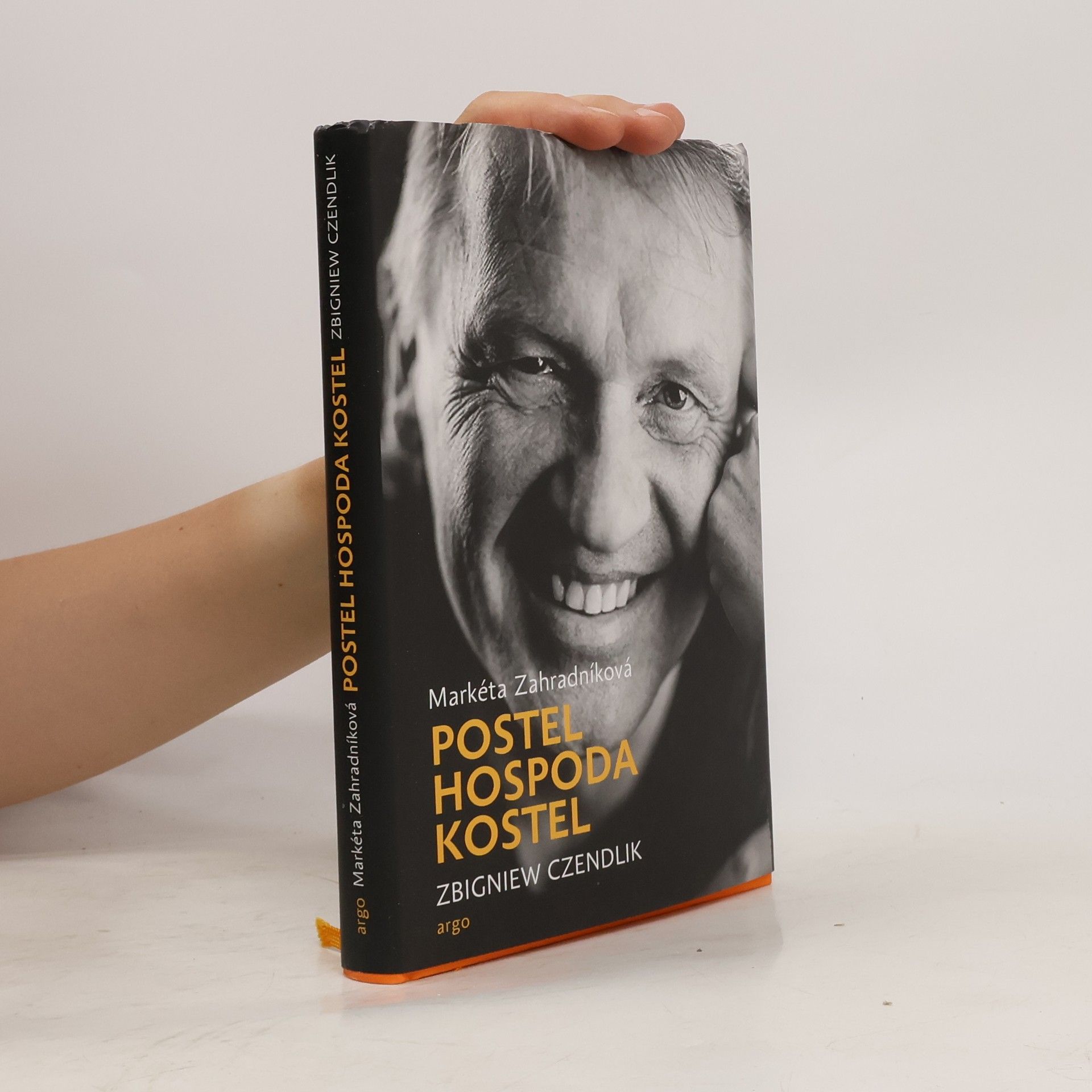 Zbigniew Czendlik Postel, hospoda, kostel