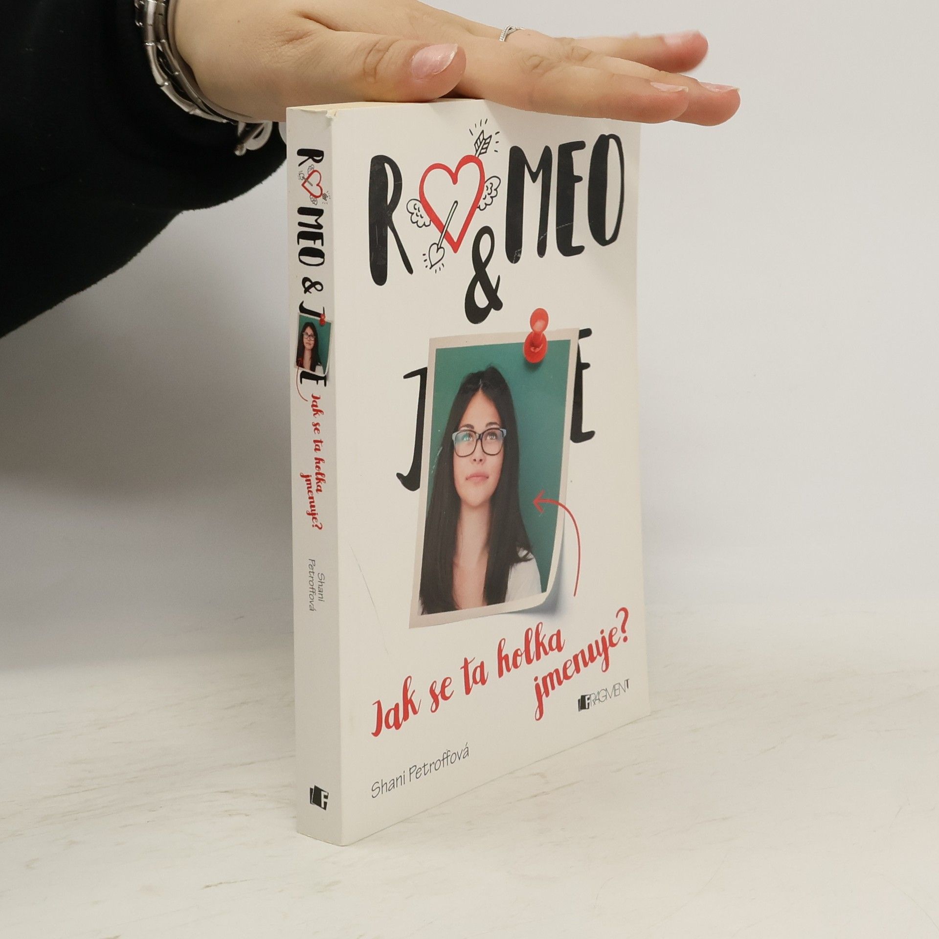 Shani Petroff Romeo & ... Jak se ta holka jmenuje?