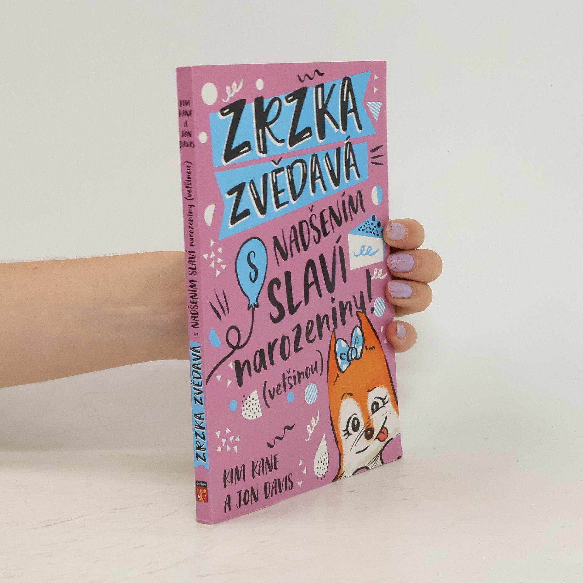 Kim Kane Zrzka Zvědavá s nadšením slaví narozeniny (většinou)