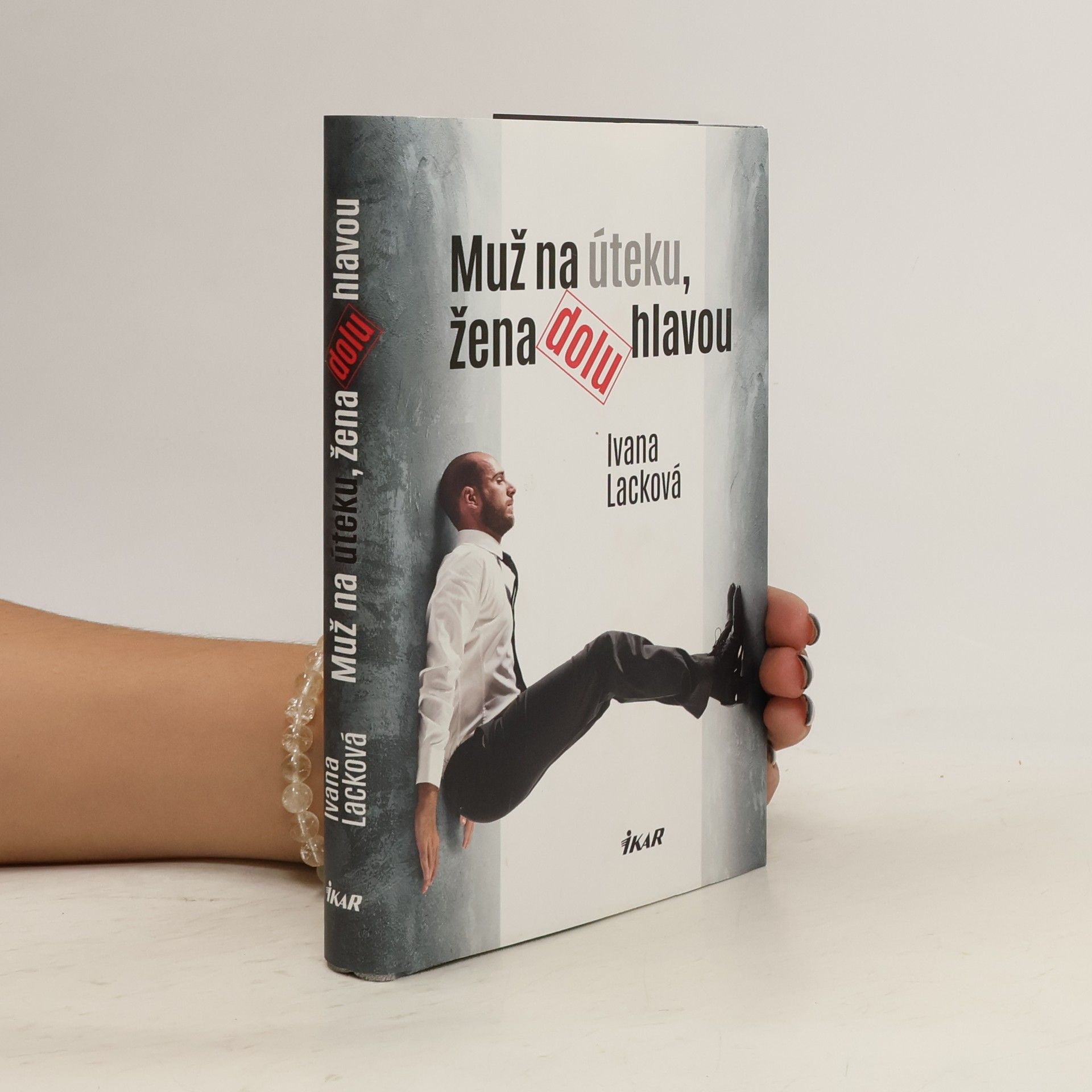 Ivana Lacková Muž na úteku, žena dolu hlavou