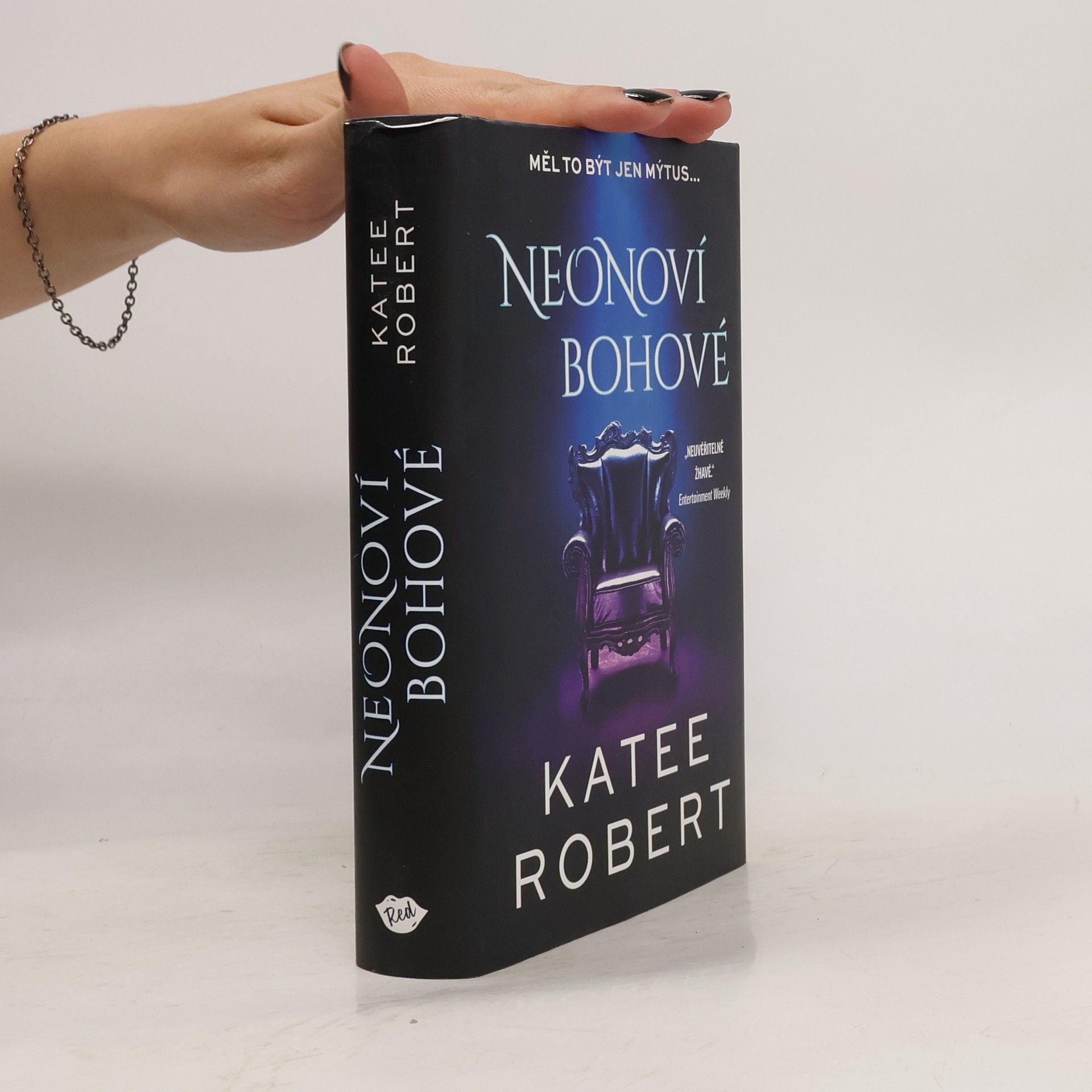 Katee Robert Neonoví bohové