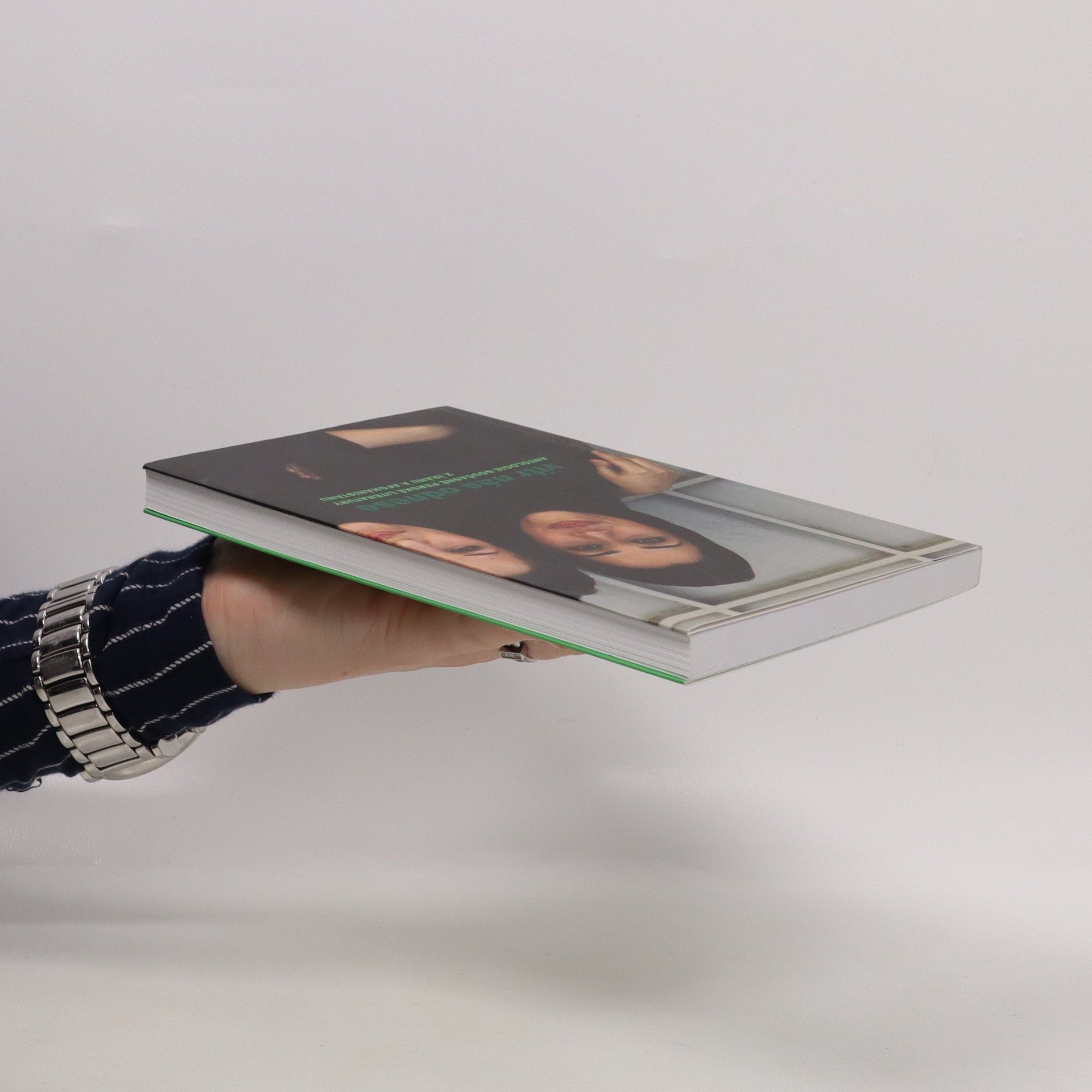 Zuzana Kříhová Vítr nás odnese. Antologie současné perské literatury z Íránu a Afghánistánu.